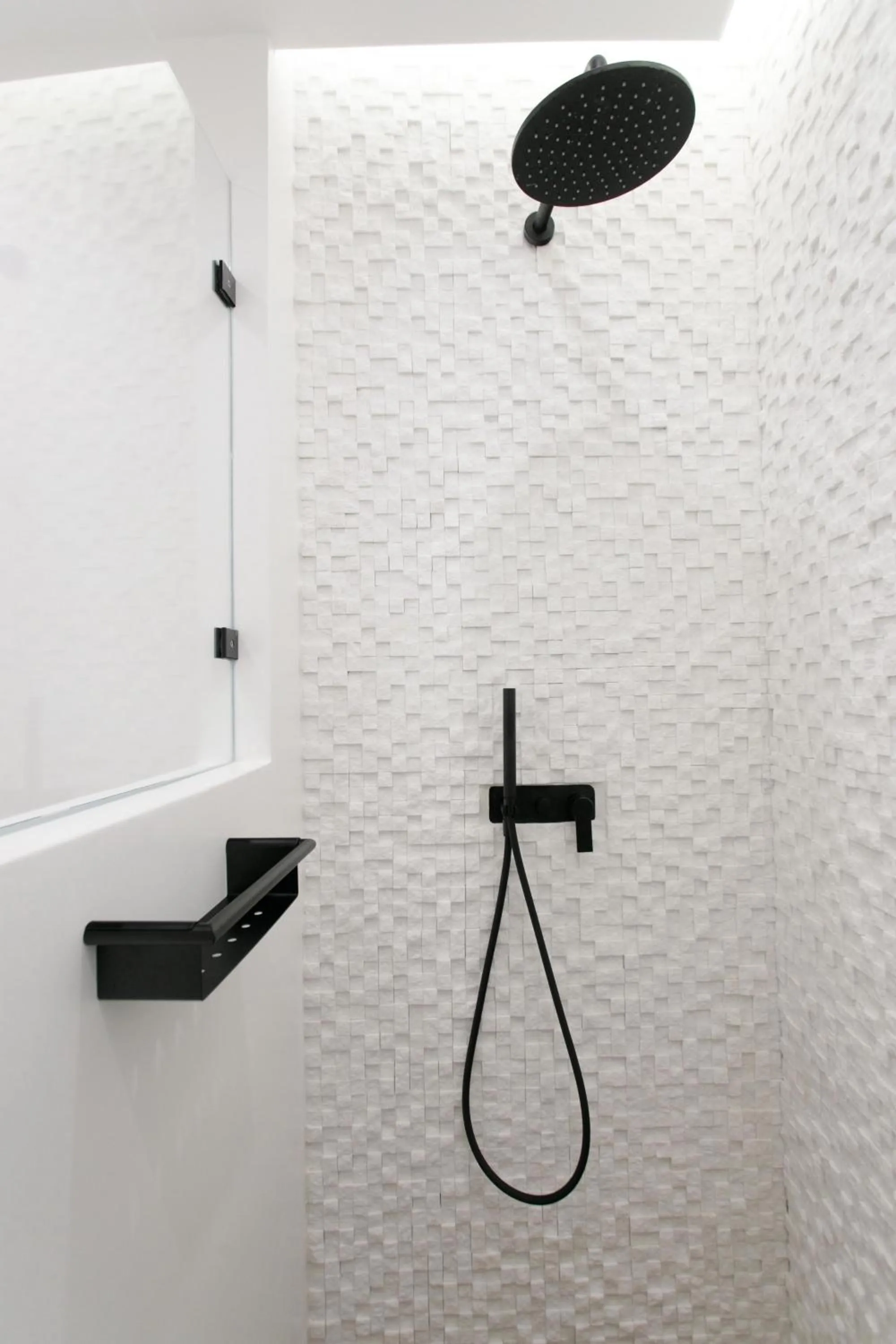 Shower in Majo Suites Hotel