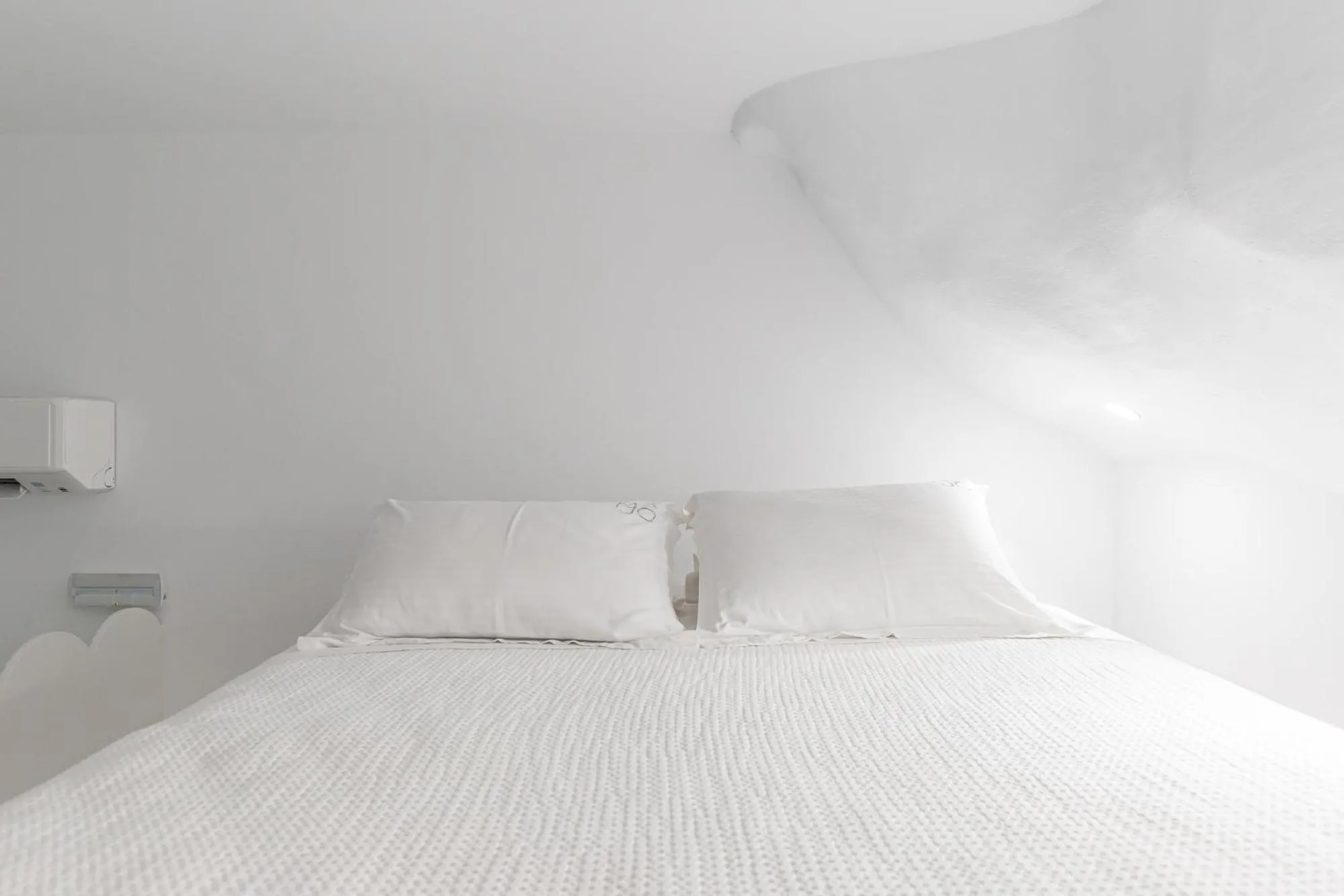 Bed in Majo Suites Hotel