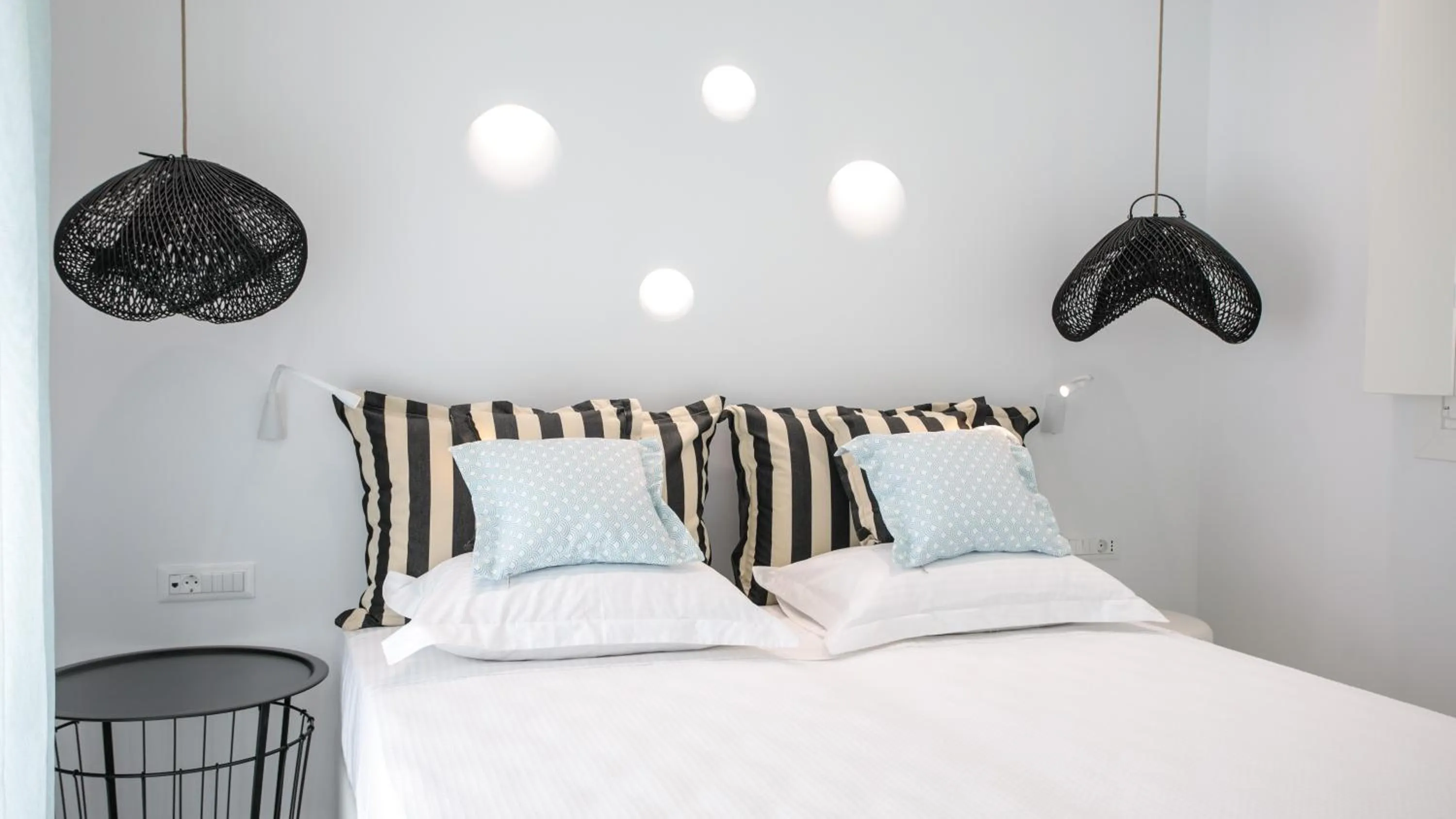 Shower, Bed in Majo Suites Hotel