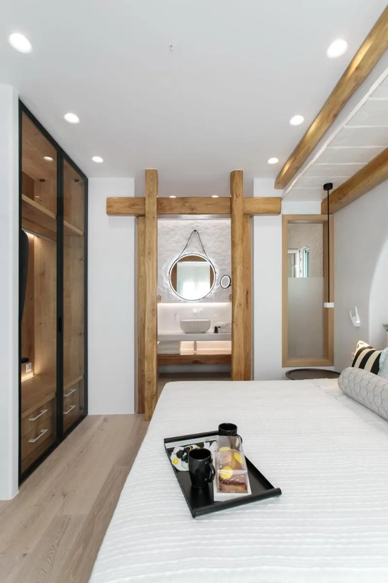 Staff, Bed in Majo Suites Hotel