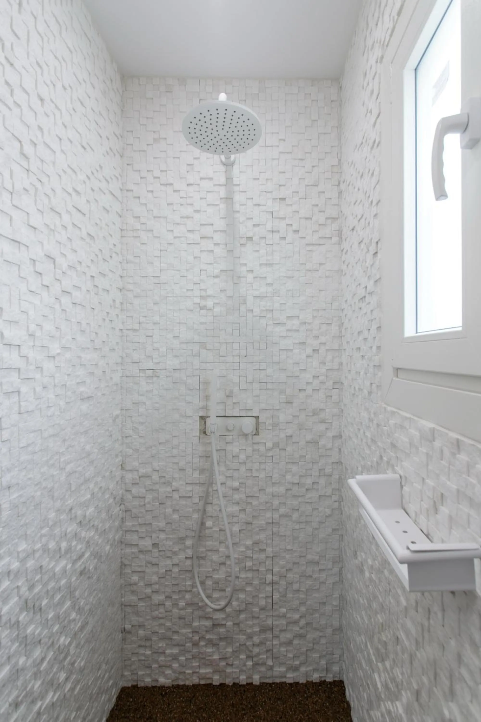 Shower in Majo Suites Hotel