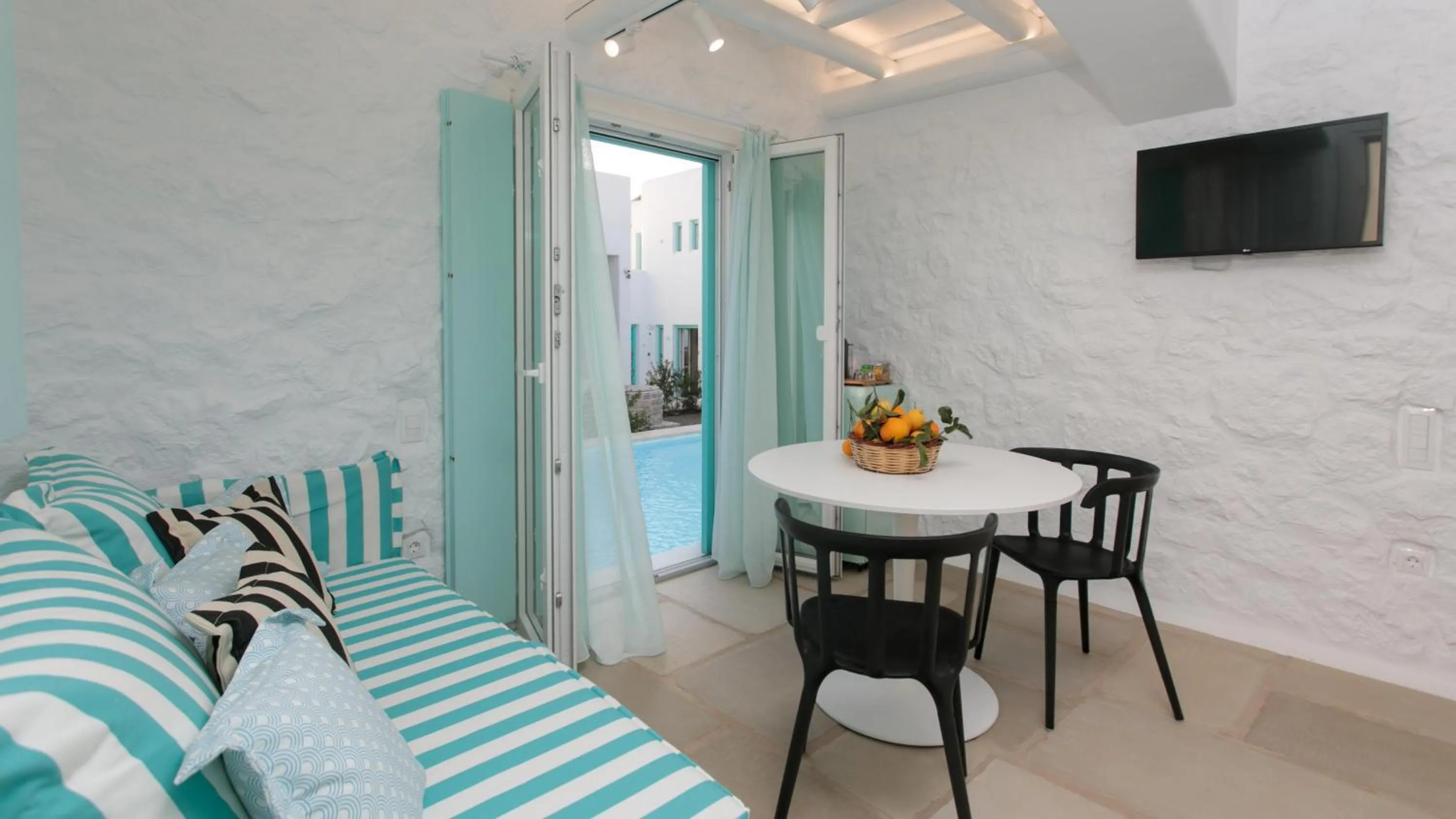 TV and multimedia in Majo Suites Hotel