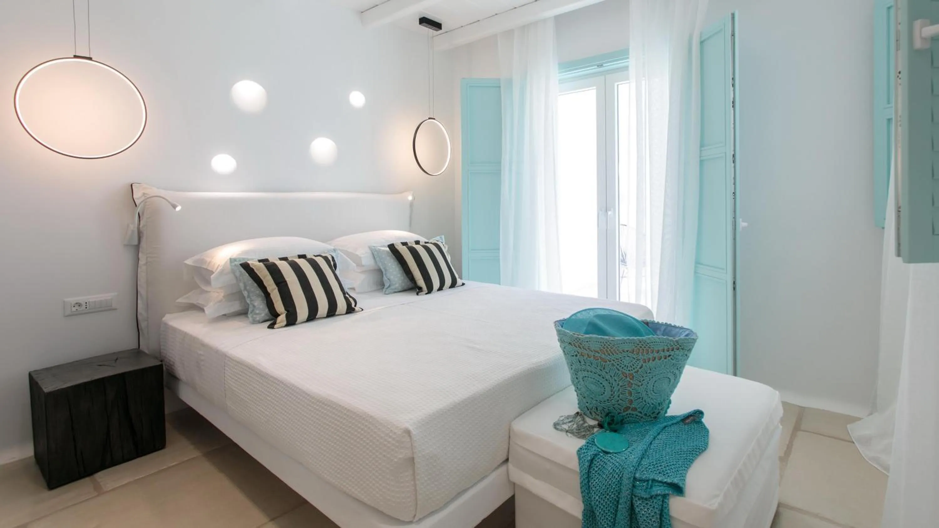 Bedroom, Bed in Majo Suites Hotel