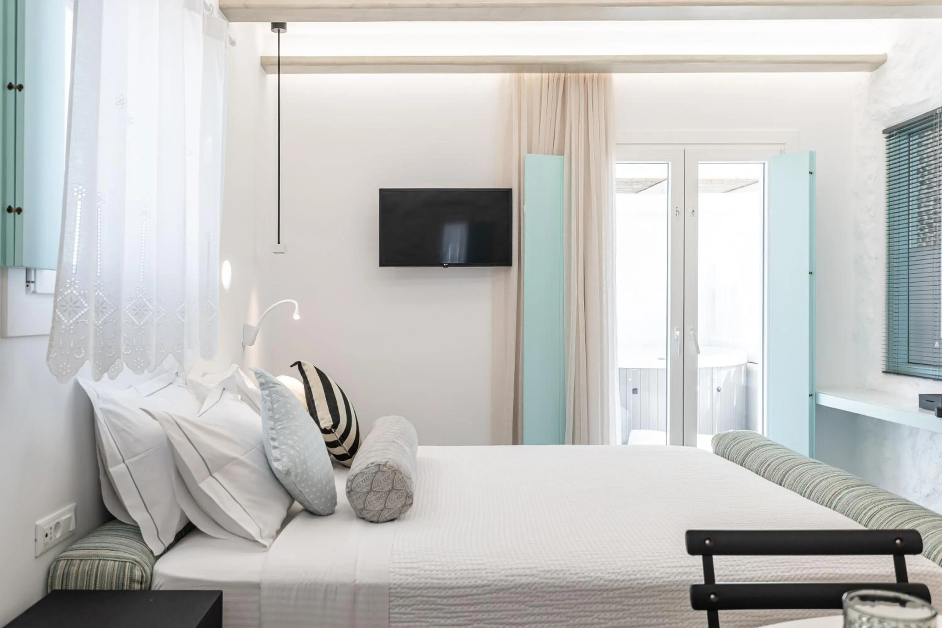 Staff, Bed in Majo Suites Hotel