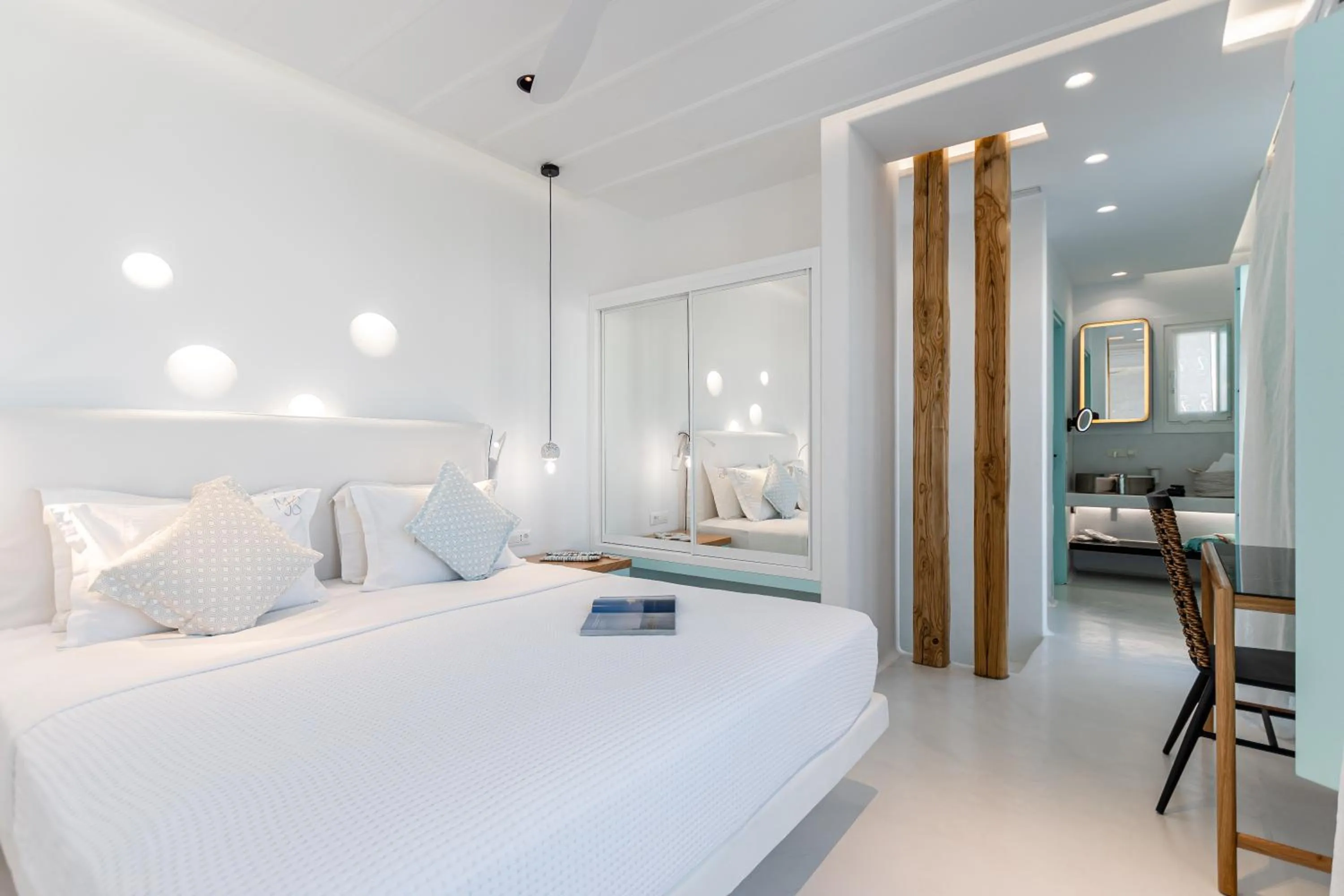 Shower, Bed in Majo Suites Hotel