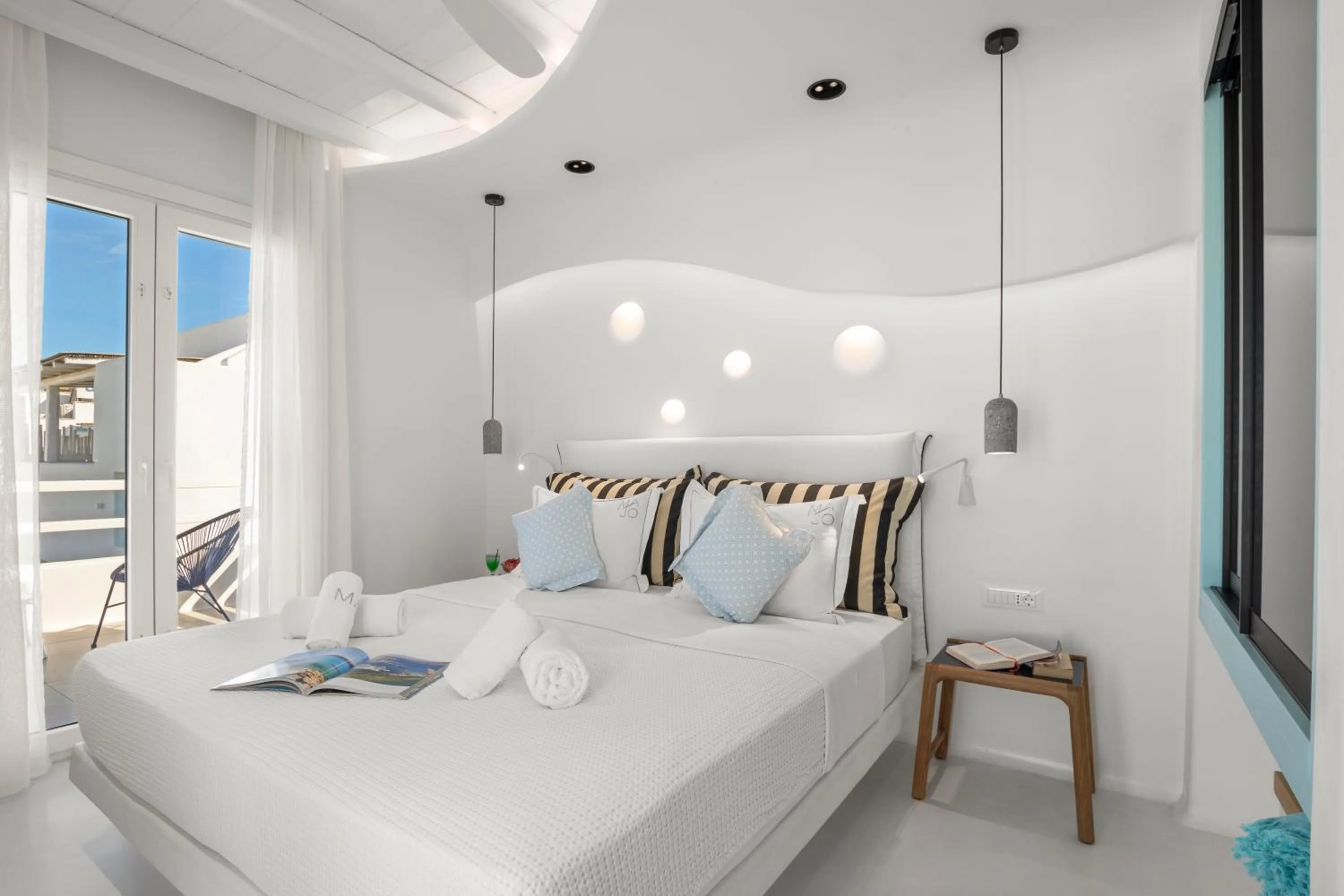 Shower, Bed in Majo Suites Hotel