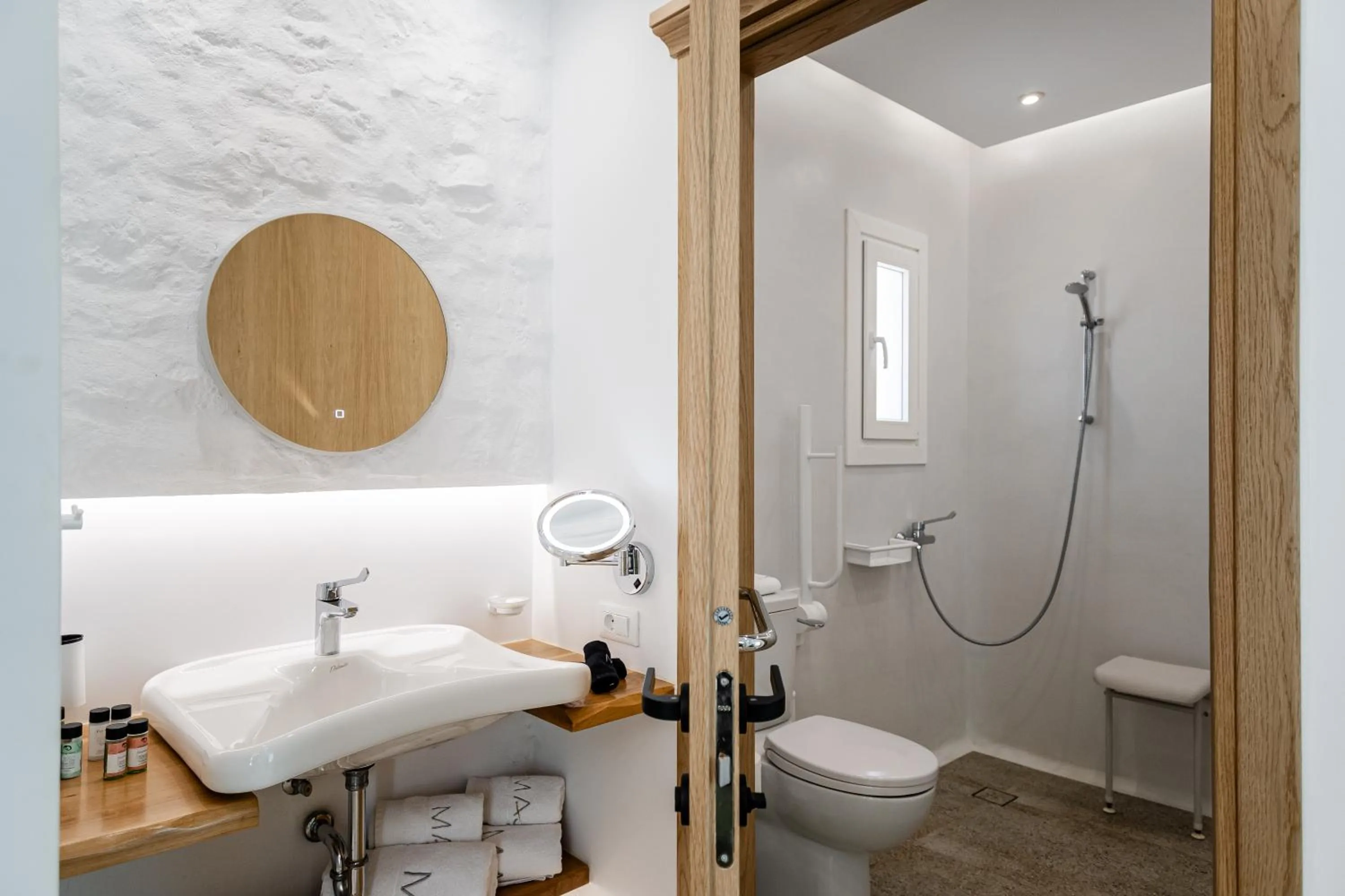 Shower in Majo Suites Hotel