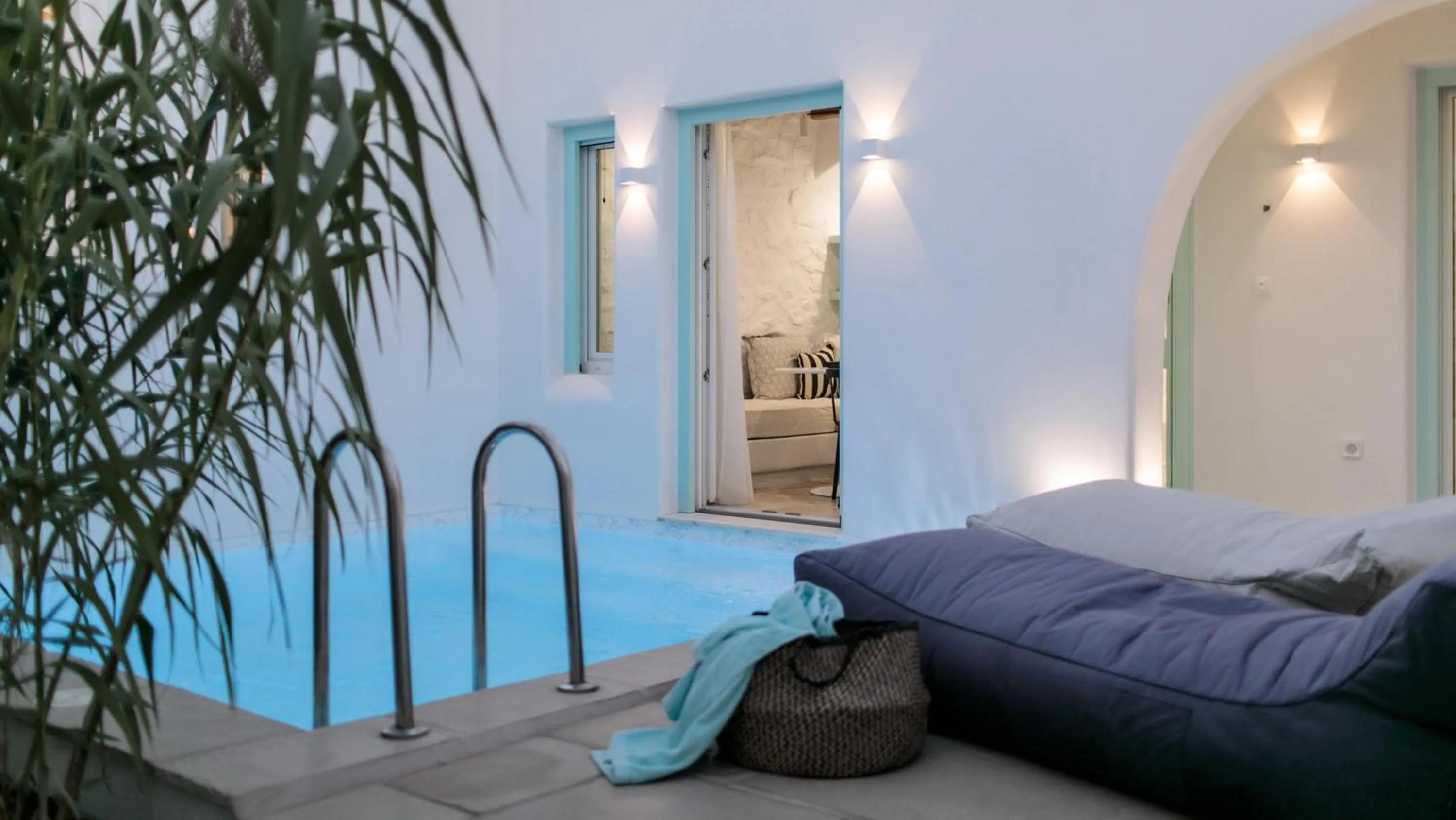 Swimming pool in Majo Suites Hotel