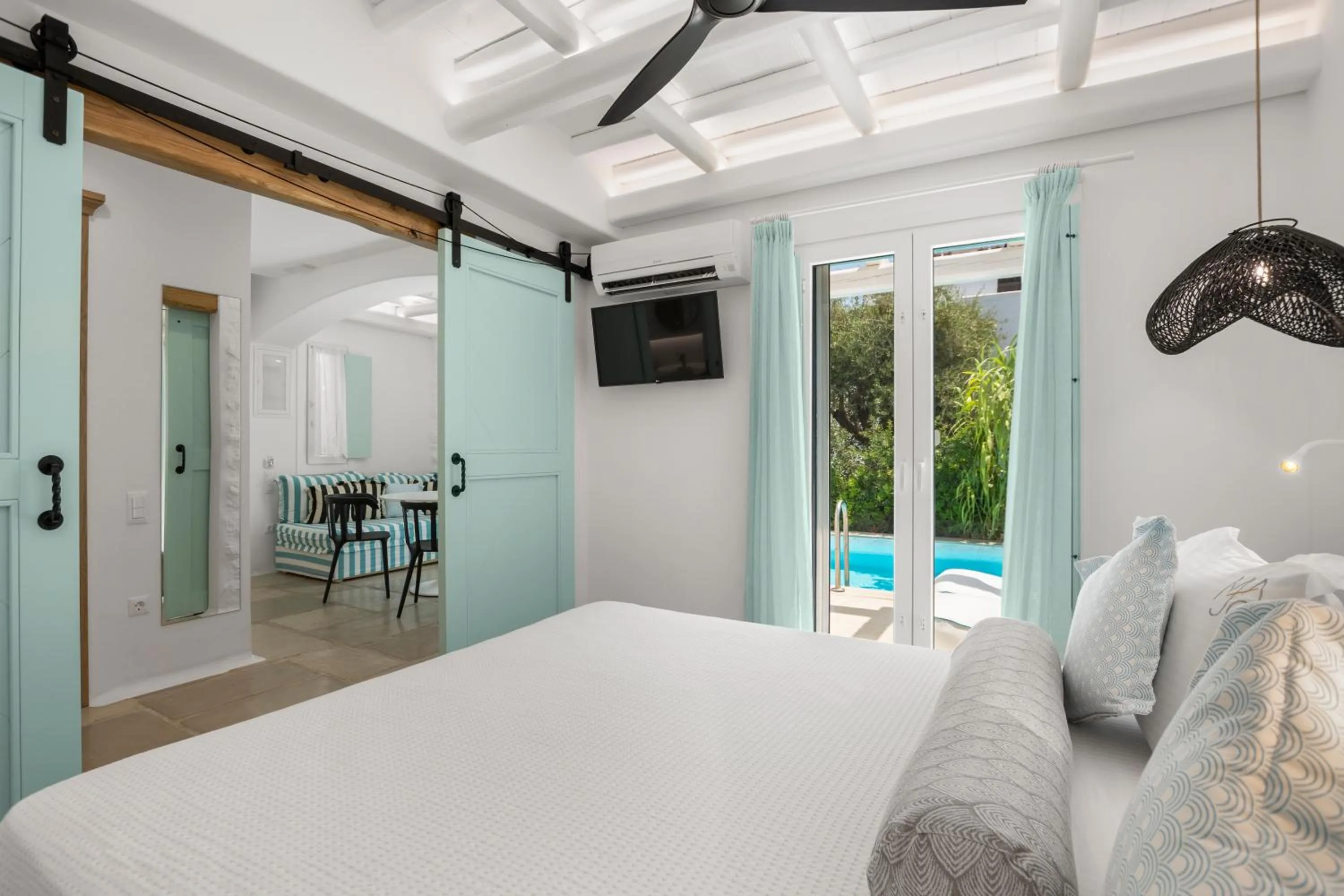 Patio, Bed in Majo Suites Hotel