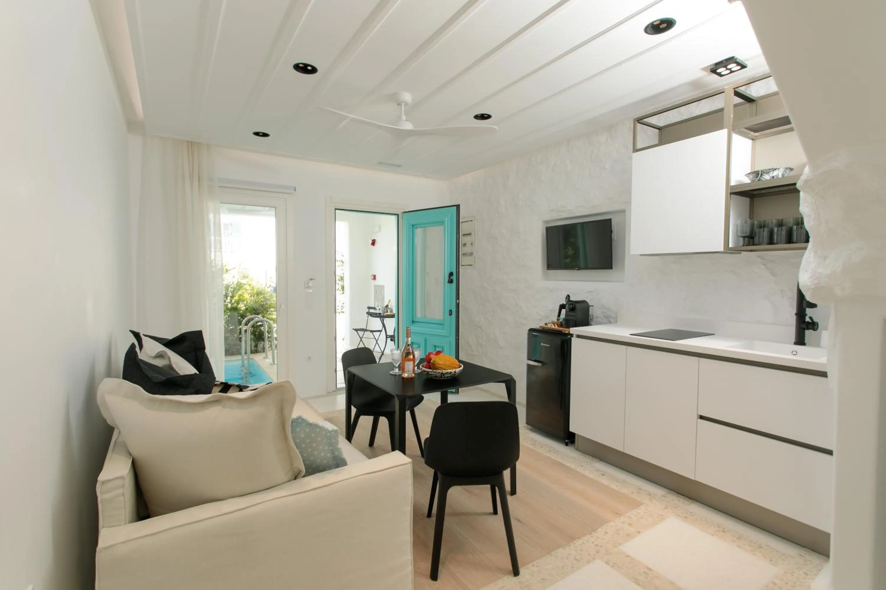 Seating area in Majo Suites Hotel