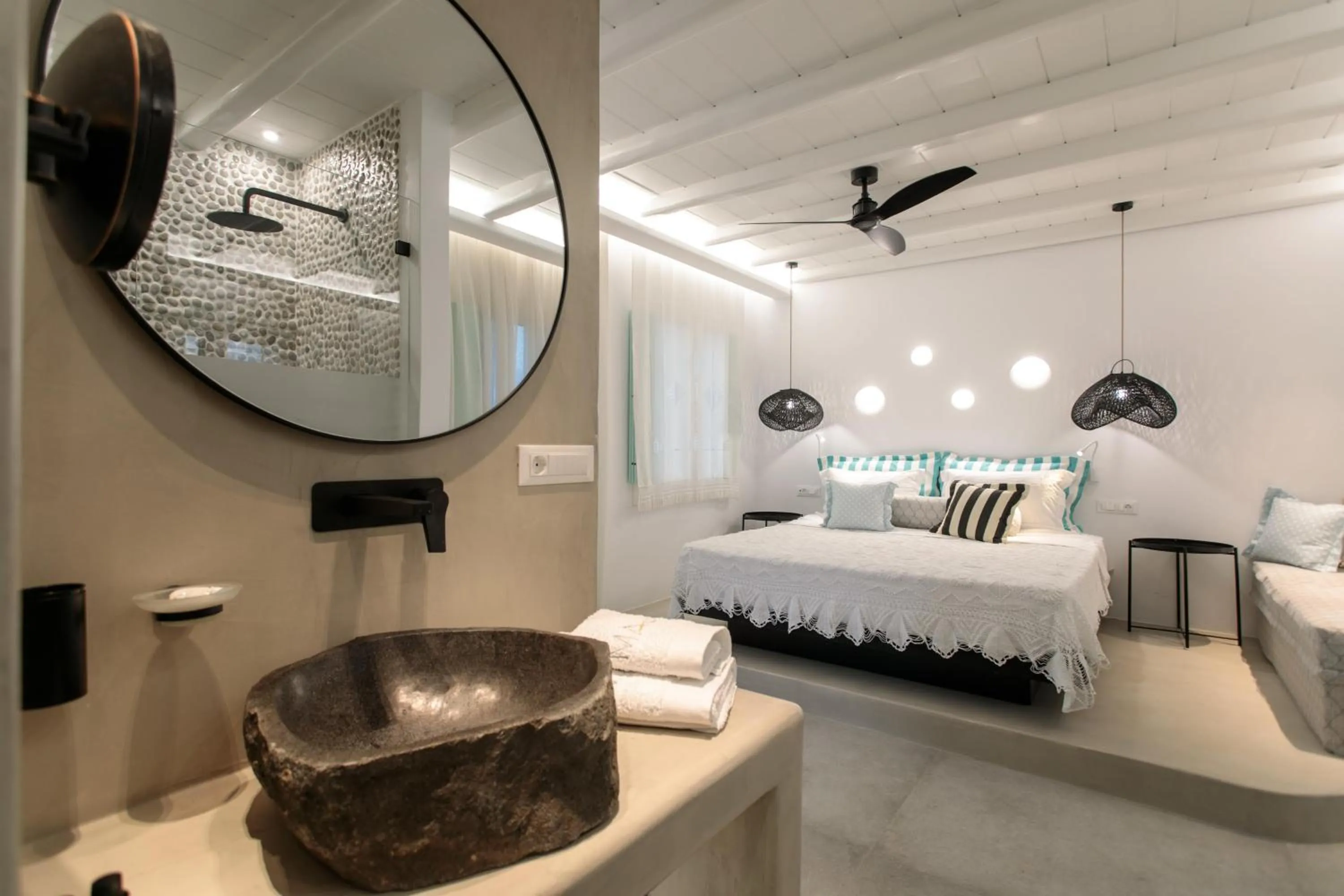 Toilet, Bed in Majo Suites Hotel