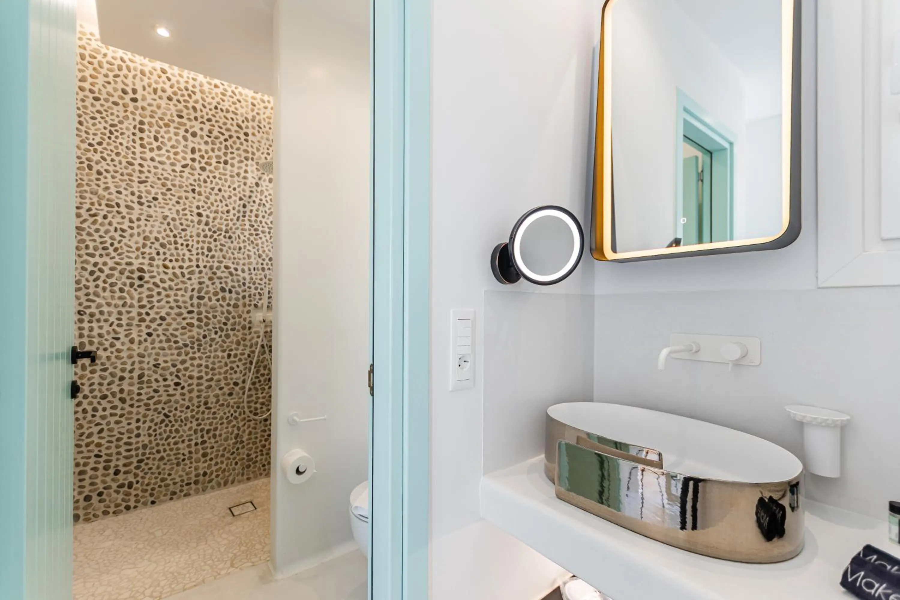 Shower in Majo Suites Hotel