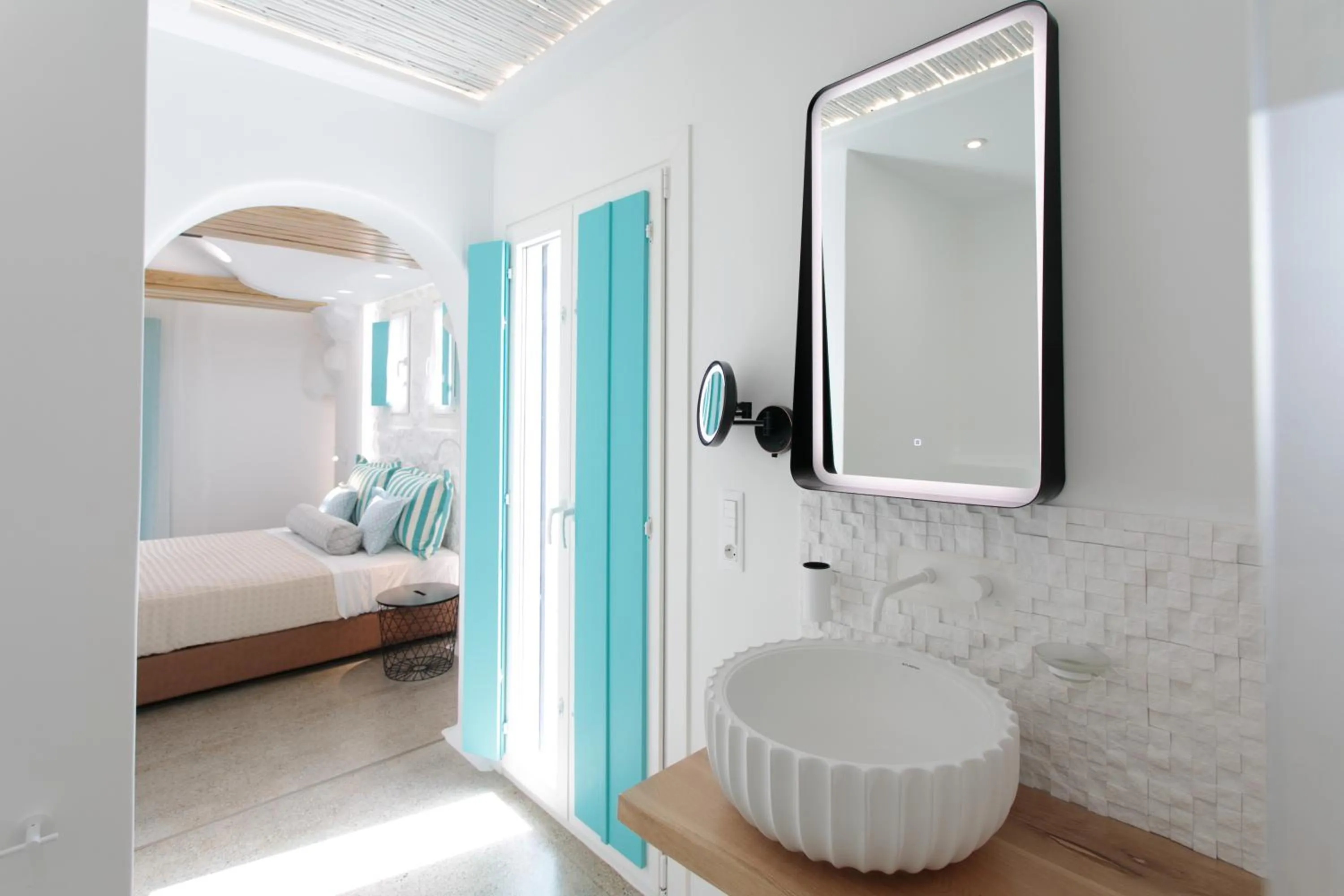 Shower, Bed in Majo Suites Hotel