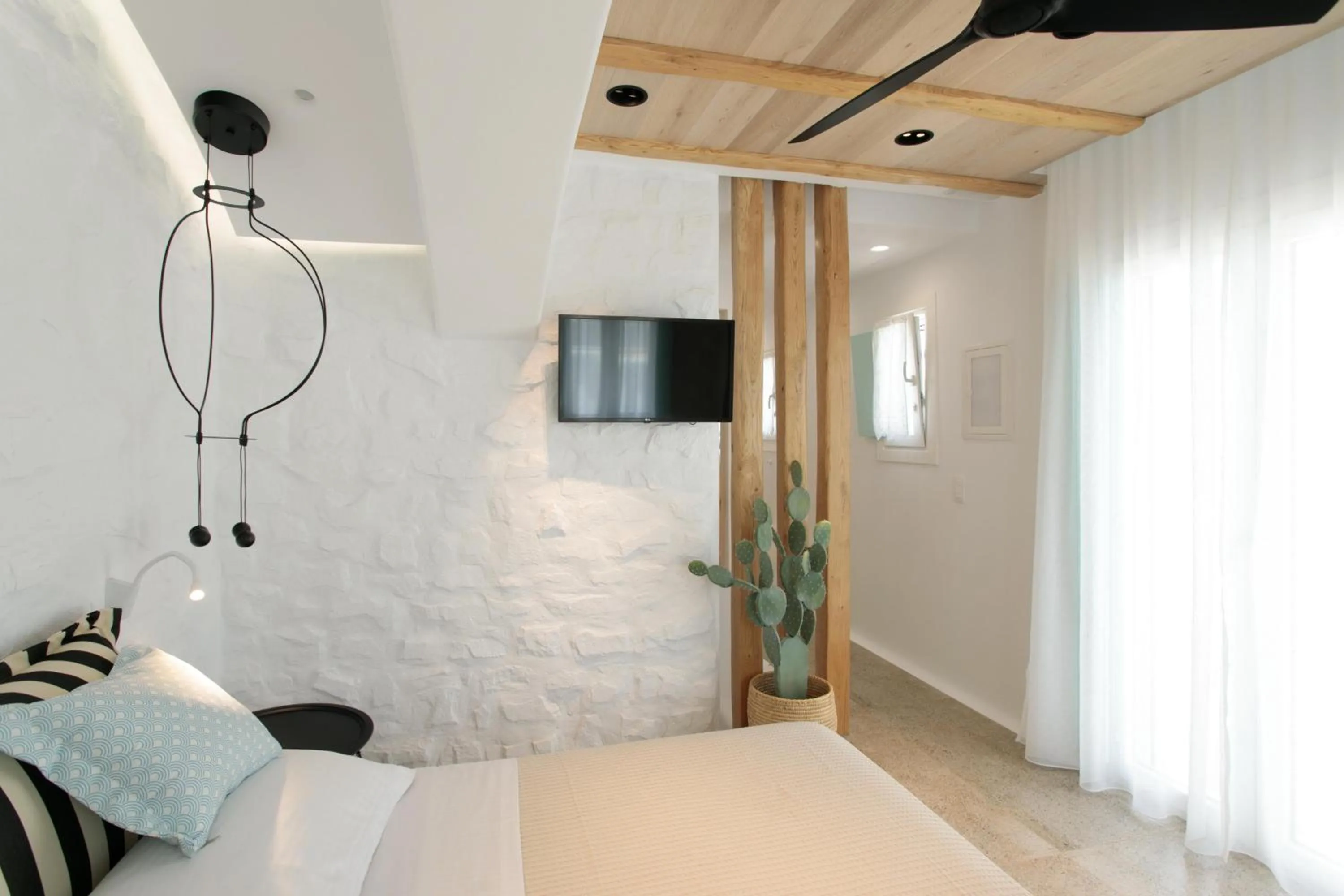 Bedroom, Bed in Majo Suites Hotel