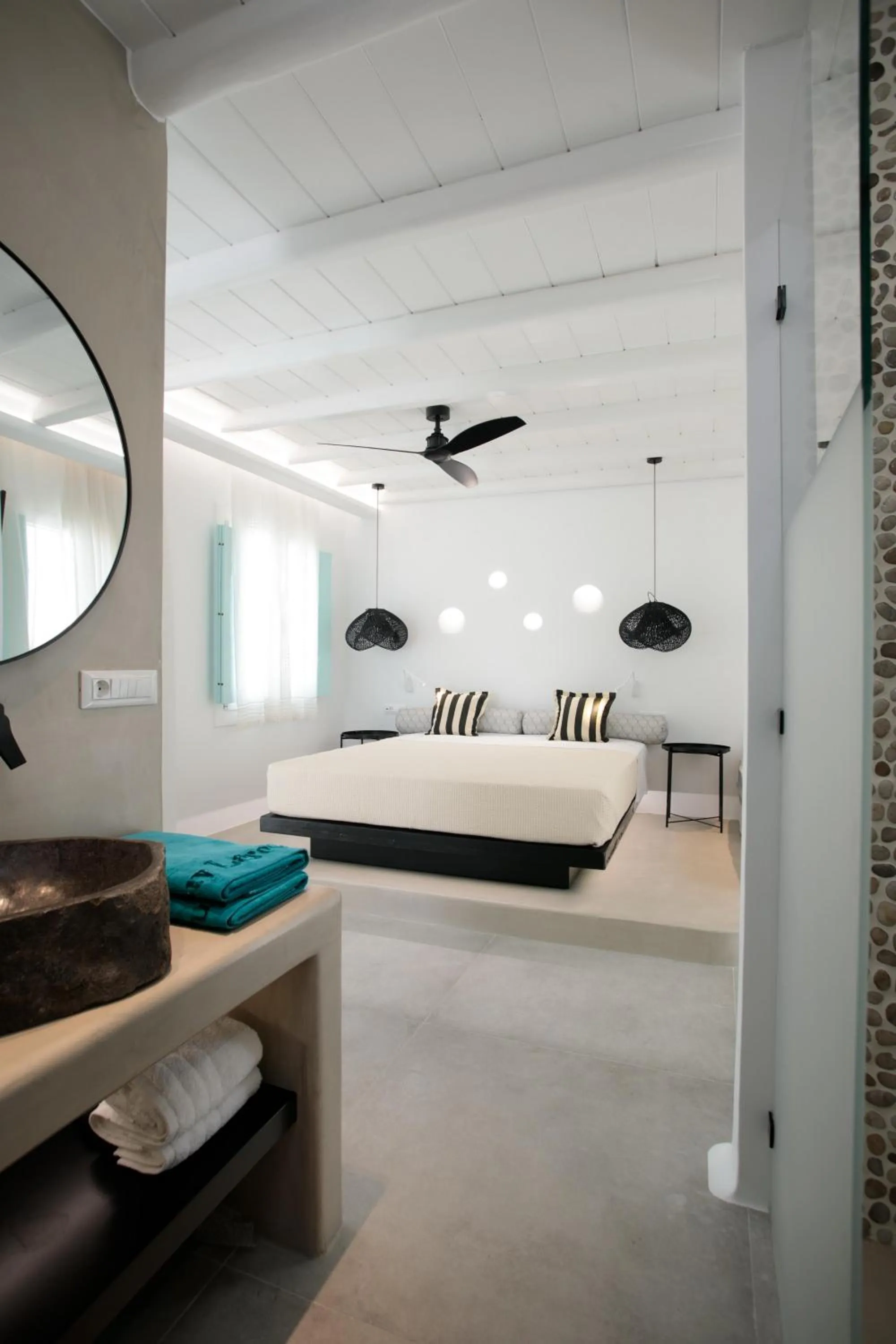 Photo of the whole room, Bed in Majo Suites Hotel