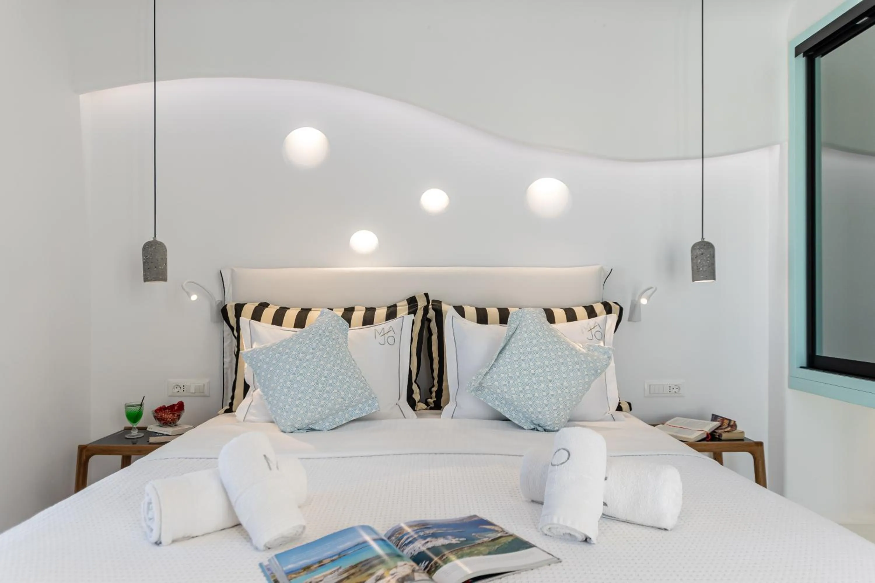 Toilet, Bed in Majo Suites Hotel