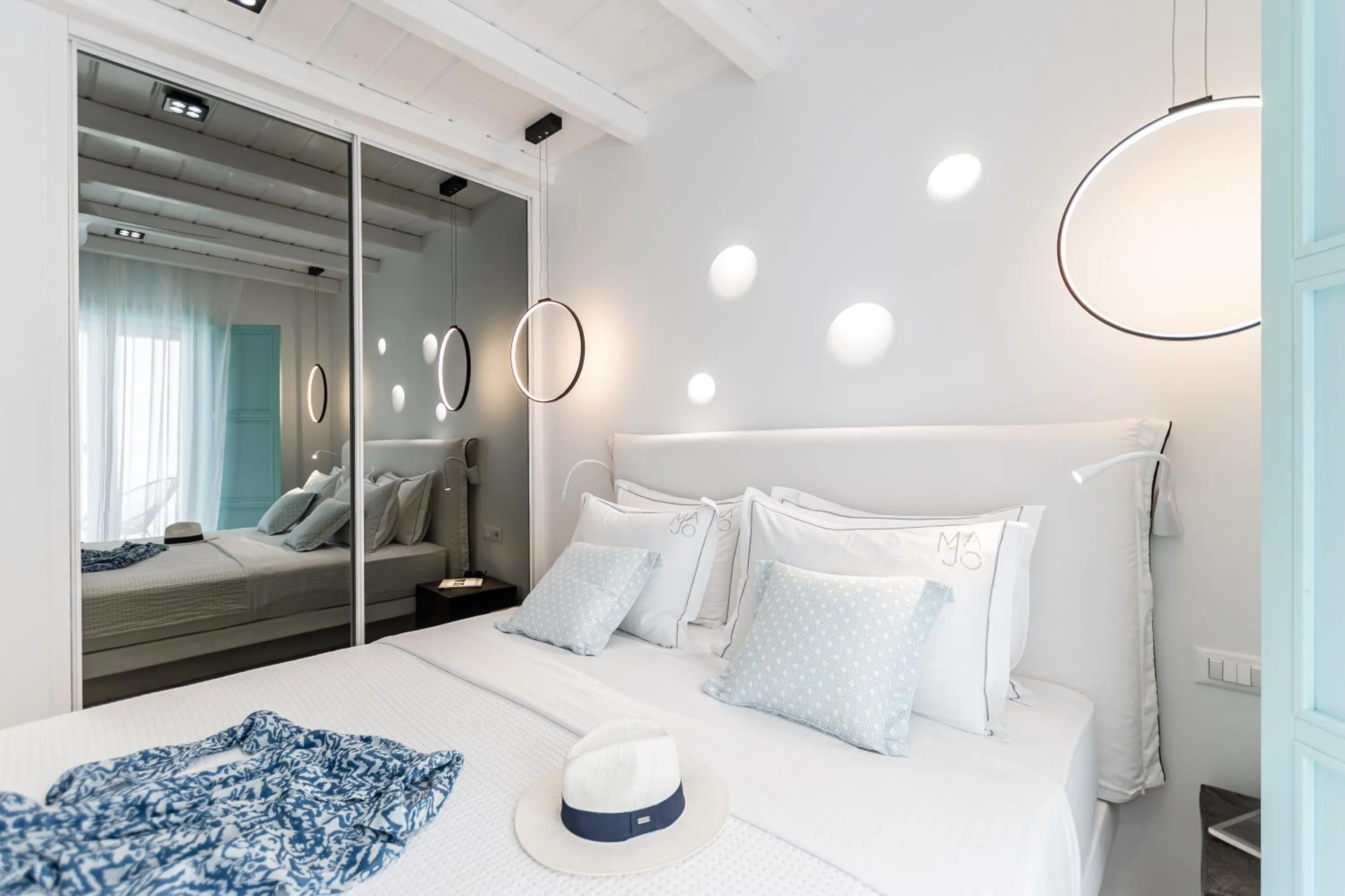 Shower, Bed in Majo Suites Hotel