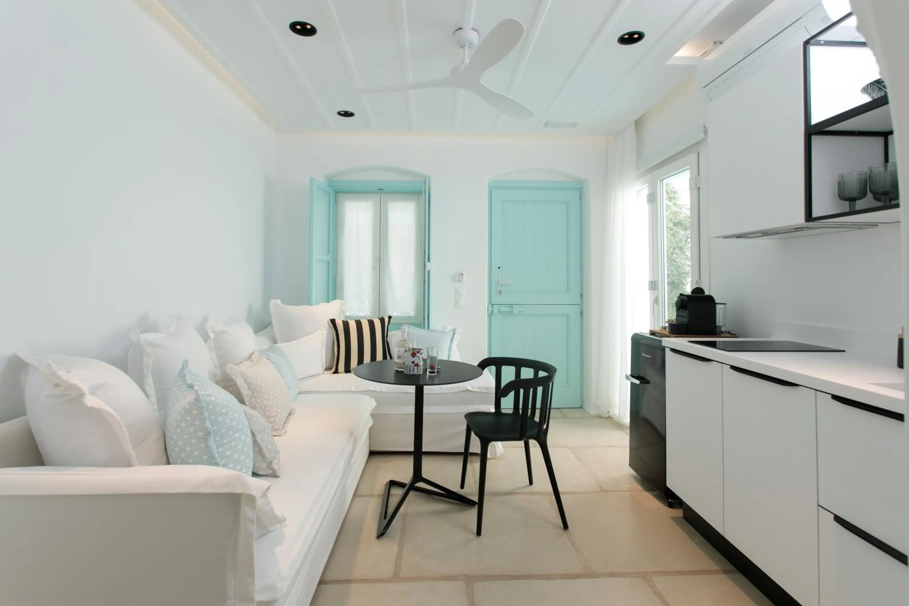 Seating area in Majo Suites Hotel