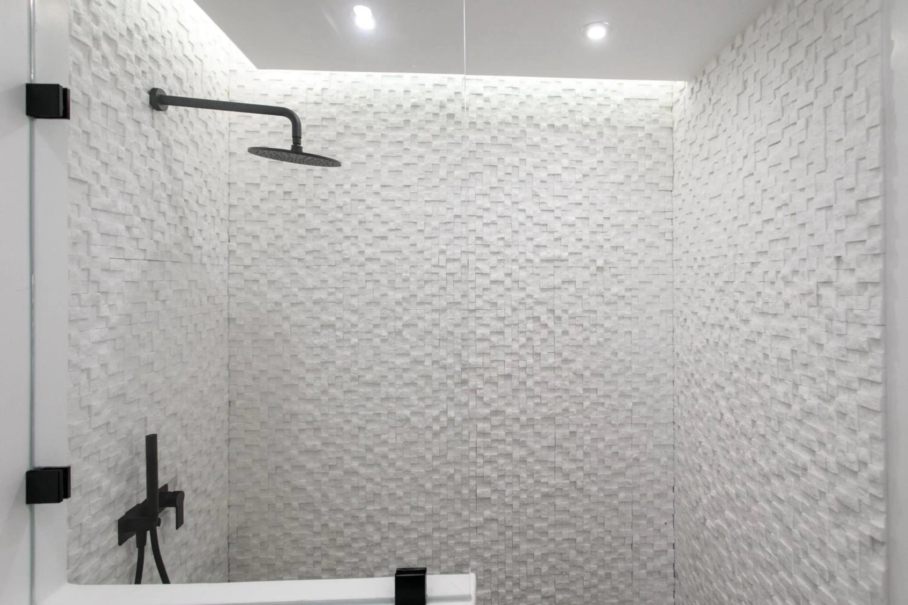 Shower in Majo Suites Hotel