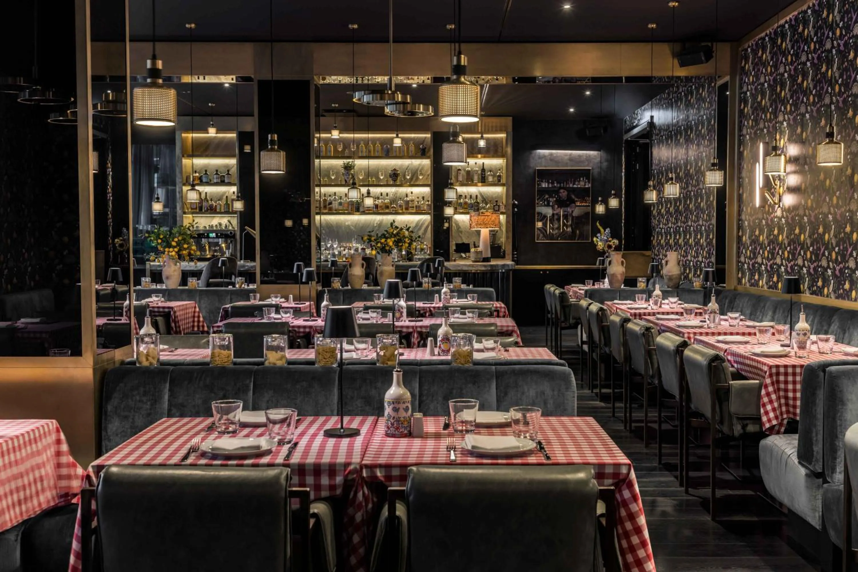 Restaurant/places to eat in Hotel AMANO East Side