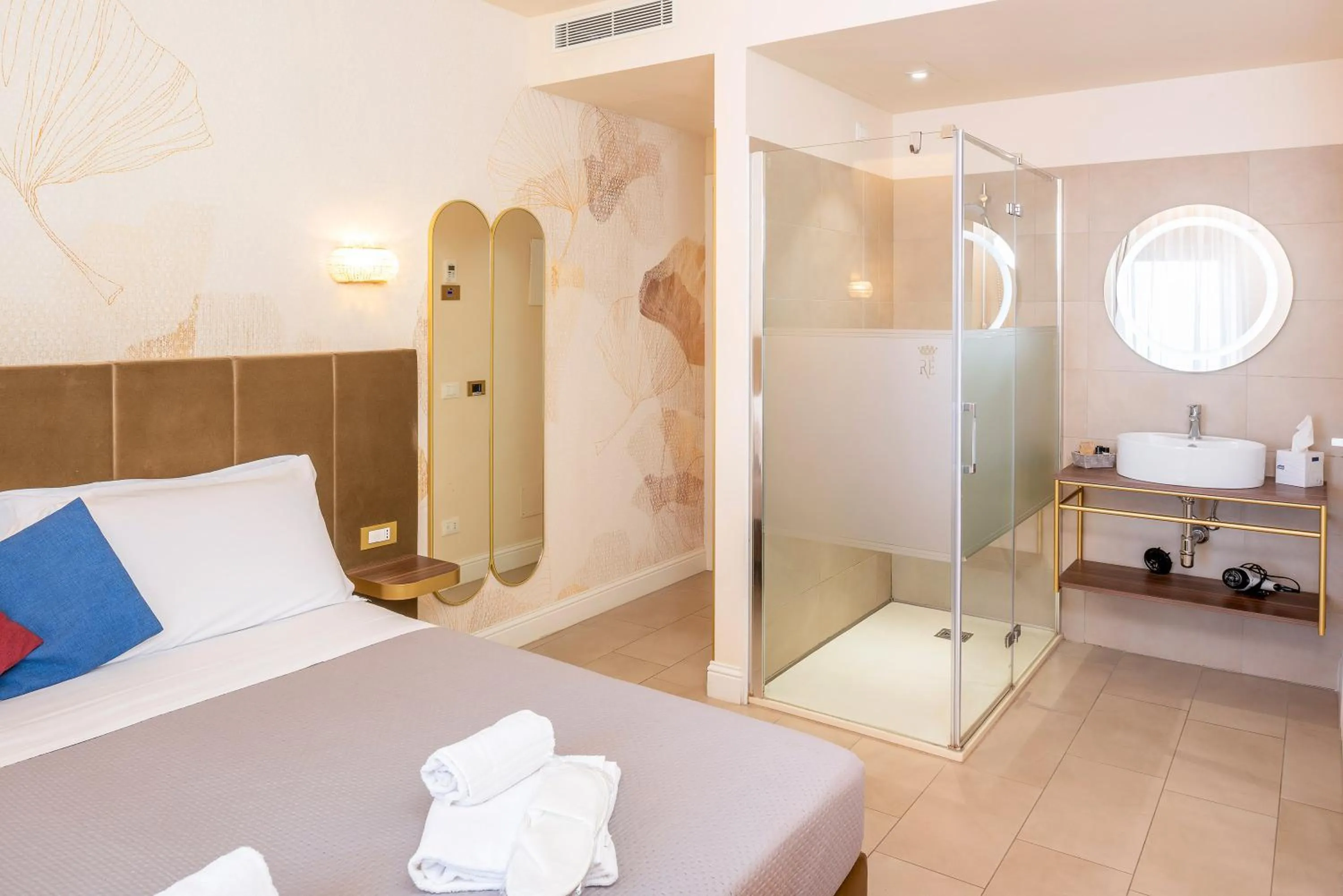 Shower, Bed in I Tre Re Rooms
