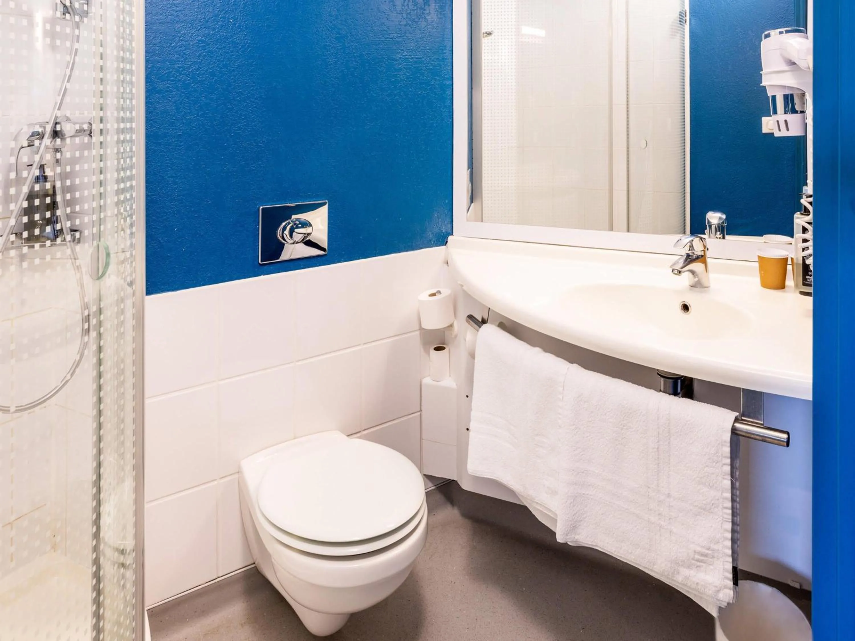 Bedroom in ibis Budget Millau Viaduc