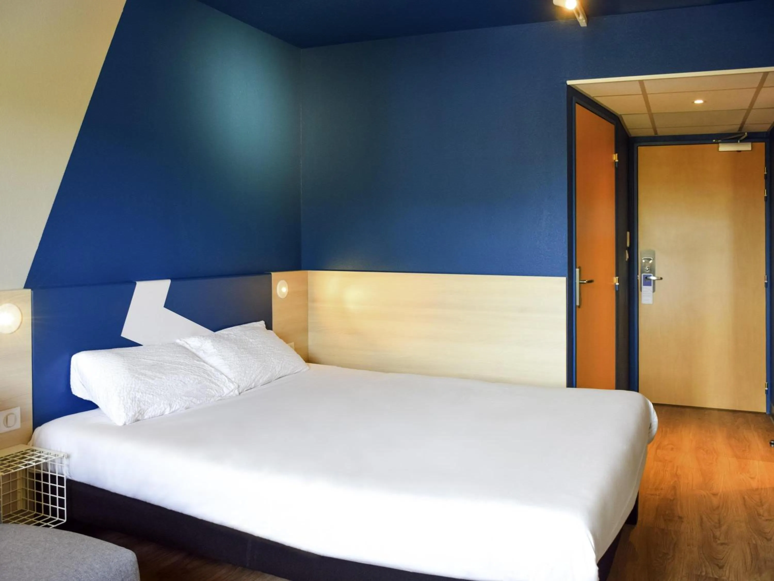 Bedroom, Bed in ibis Budget Millau Viaduc