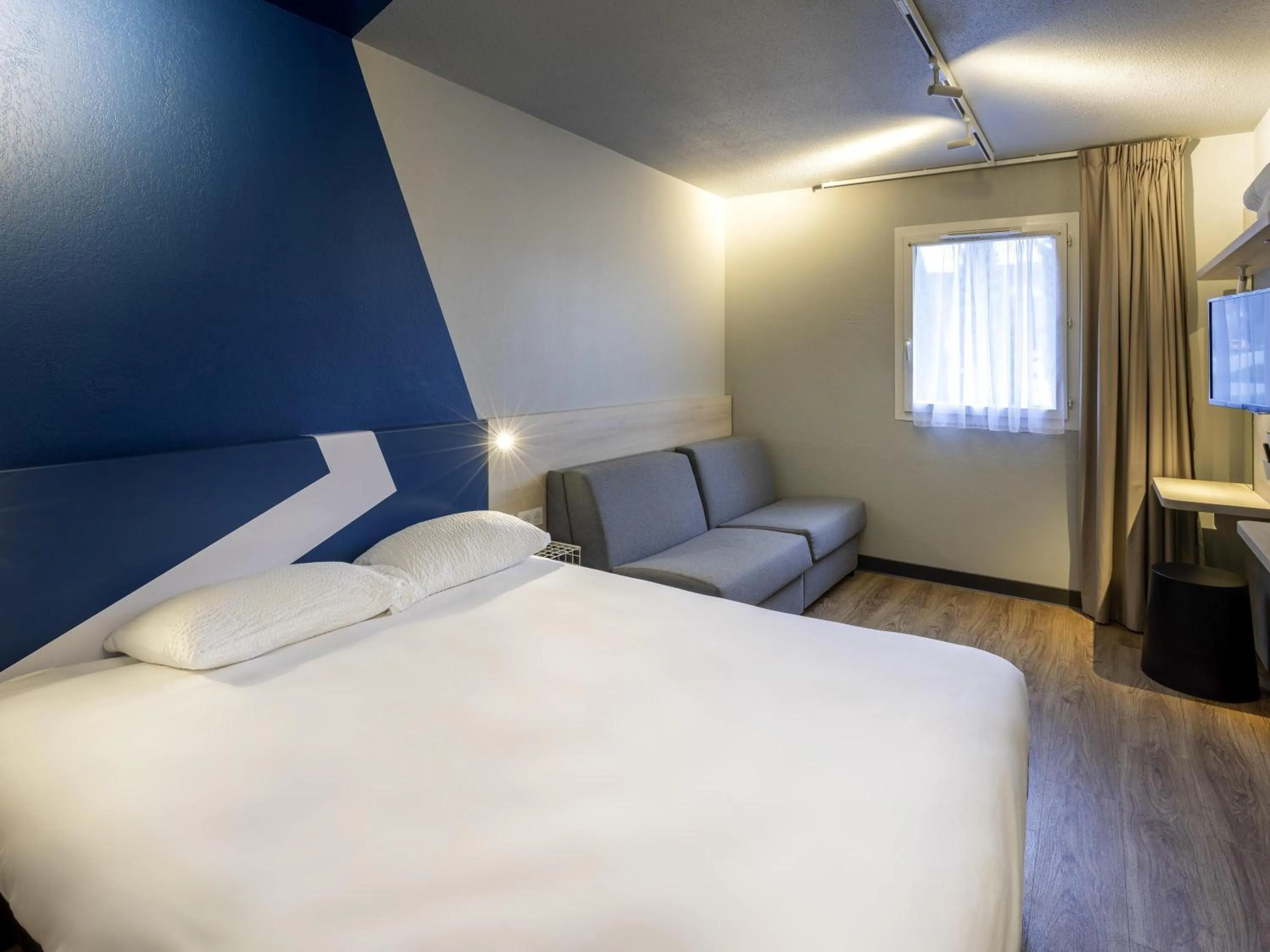 Bedroom, Bed in ibis Budget Millau Viaduc