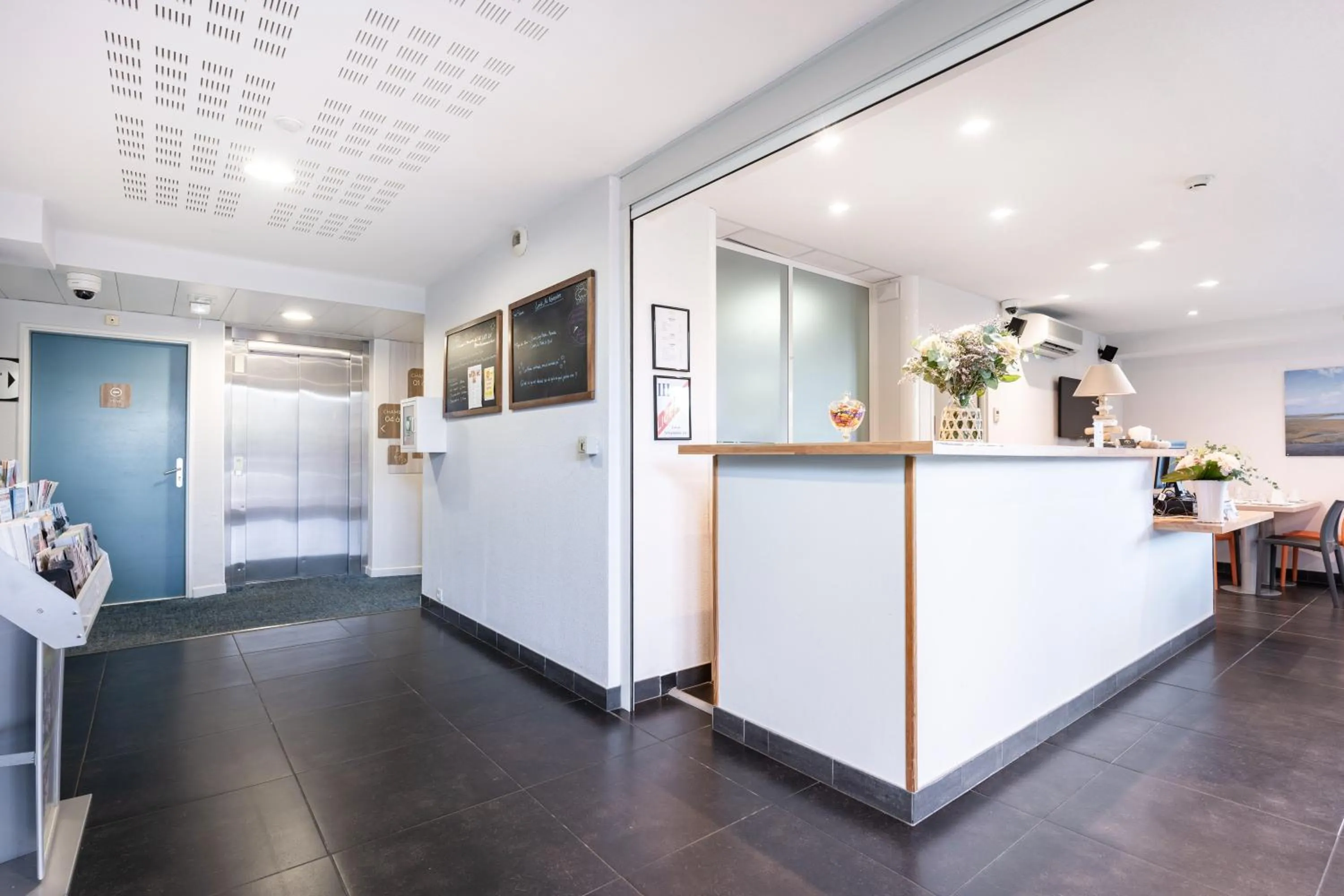 Lobby or reception in All Suites Le Teich – Bassin d’Arcachon