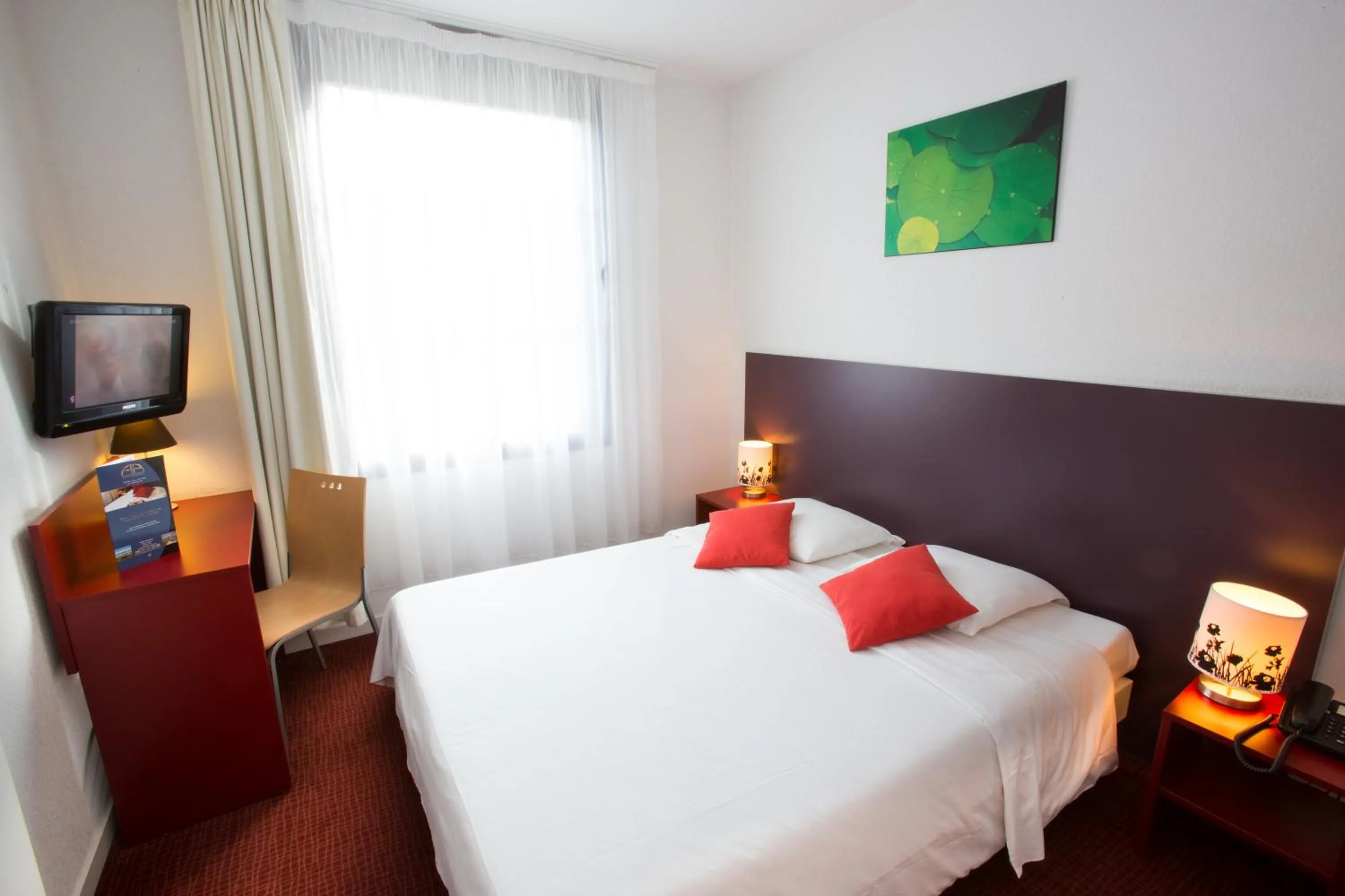 Photo of the whole room, Bed in All Suites Le Teich – Bassin d’Arcachon