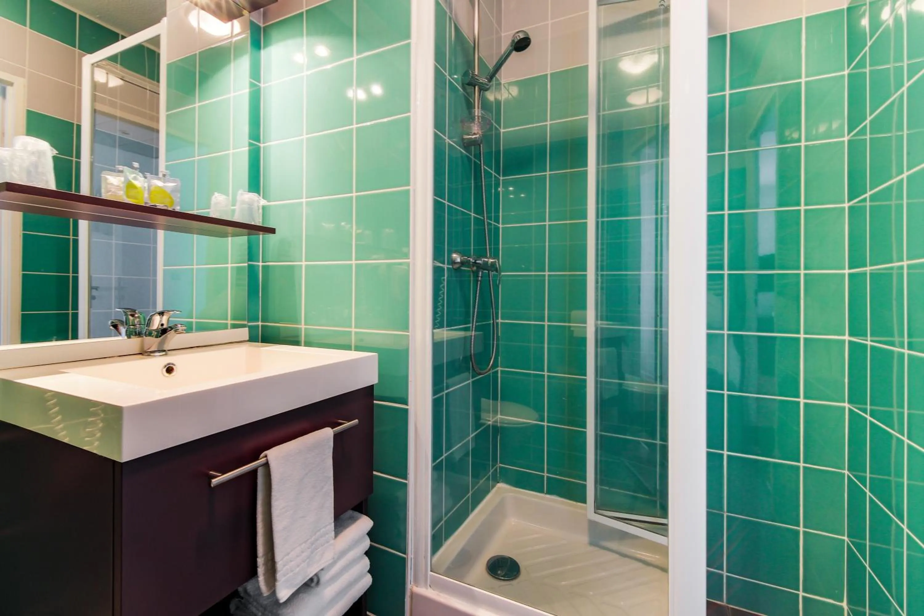 Shower in All Suites Le Teich – Bassin d’Arcachon