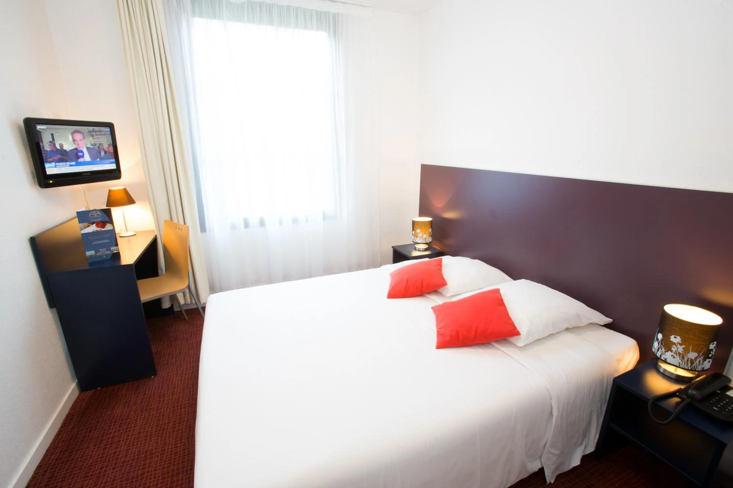 Photo of the whole room, Bed in All Suites Le Teich – Bassin d’Arcachon