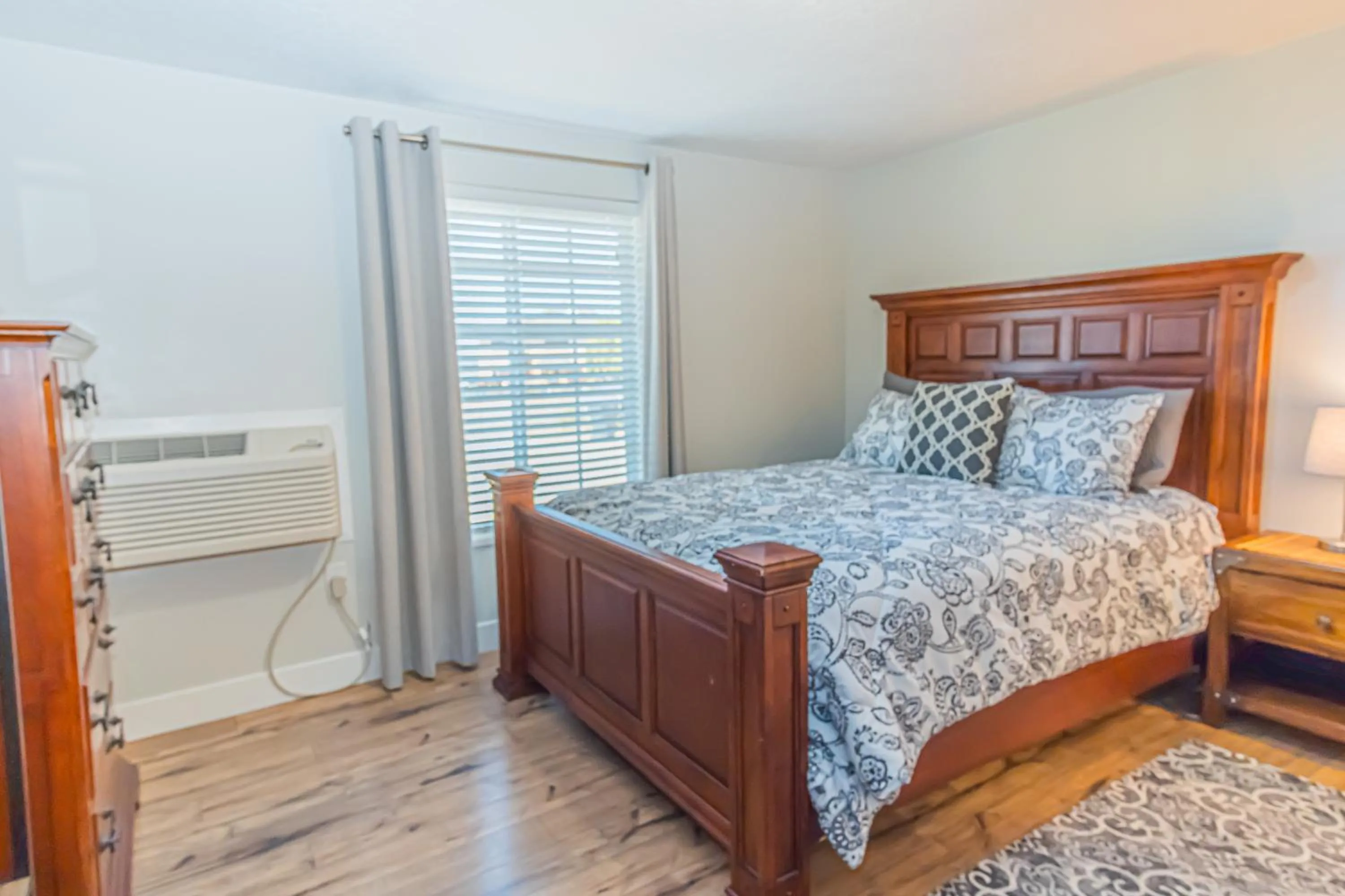 Bed in South Zion Inn and Suites