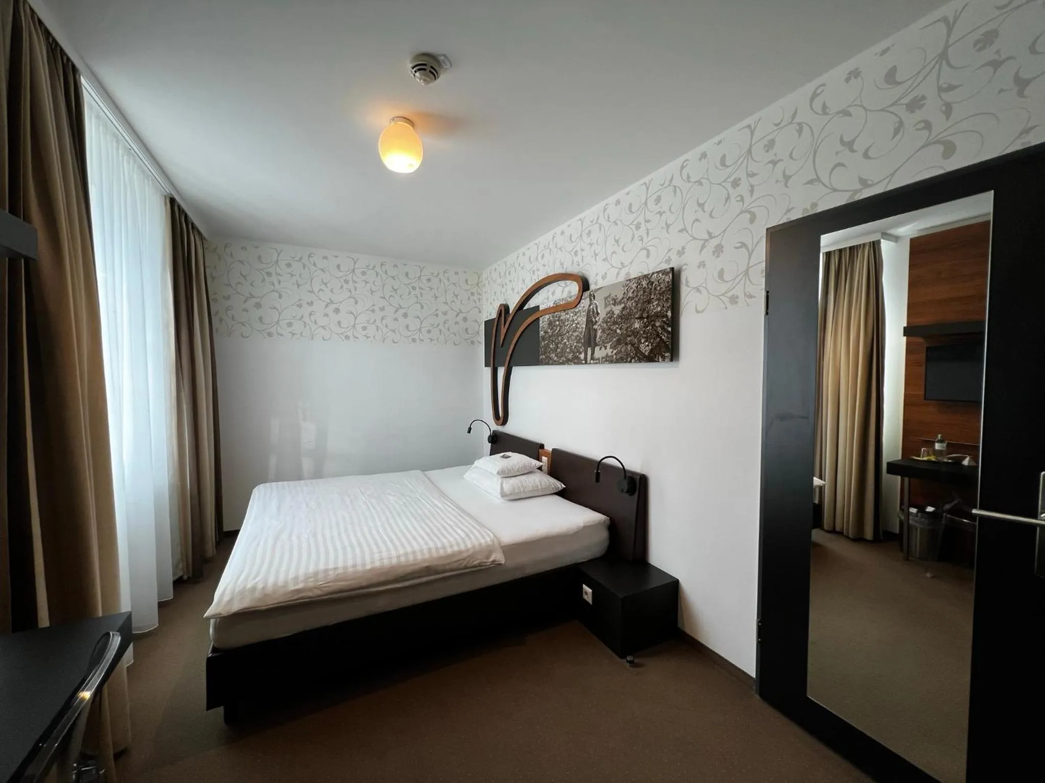 Bed in H+ Hotel Ried