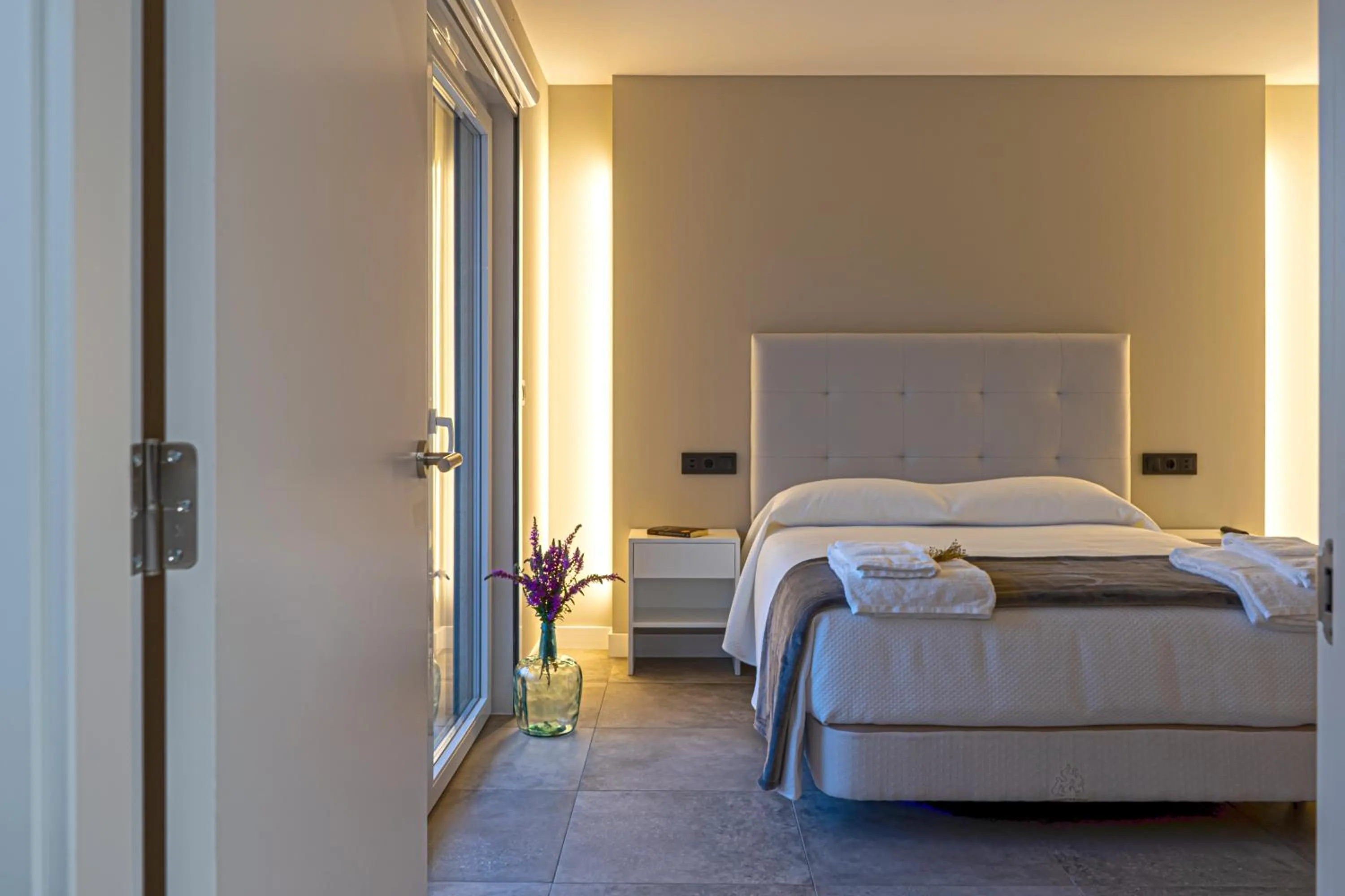 Balcony/Terrace, Bed in Aparthotel Ría de Lires