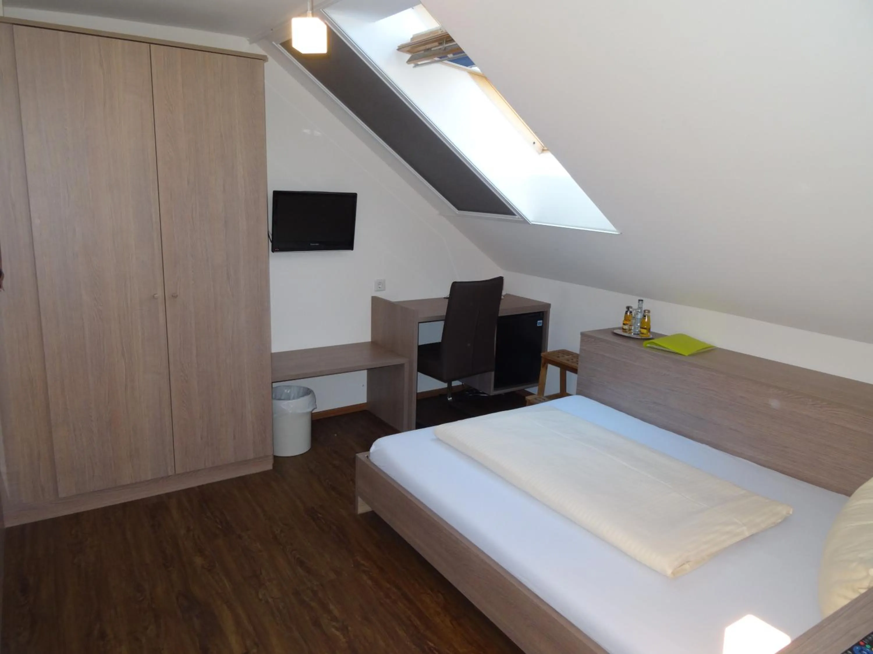 Photo of the whole room, Bed in Gasthof zum Goldenen Lamm