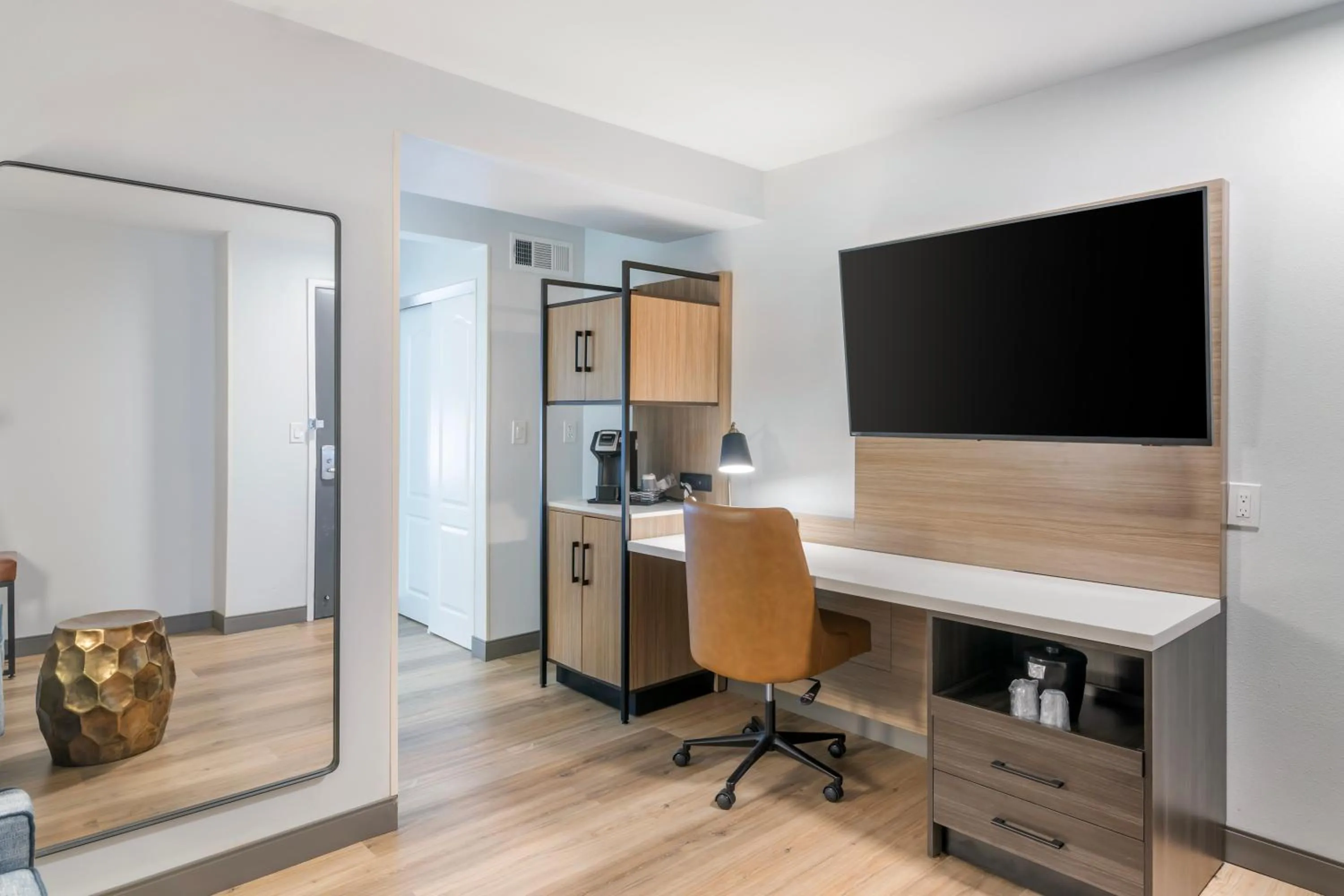 TV and multimedia in Country Inn & Suites By Radisson, Savannah Airport, GA