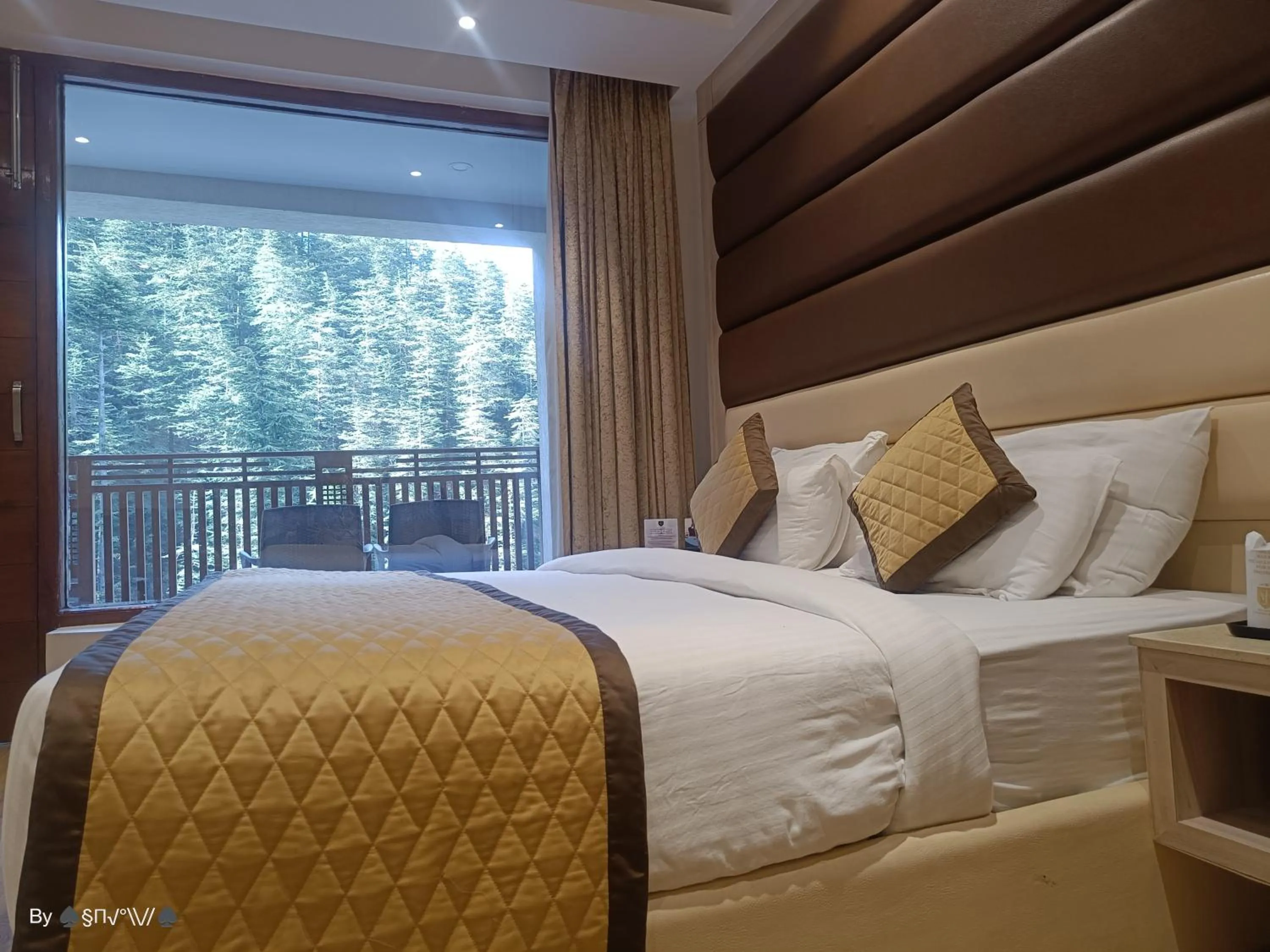 Bed in The Jungle Mountain Retreat