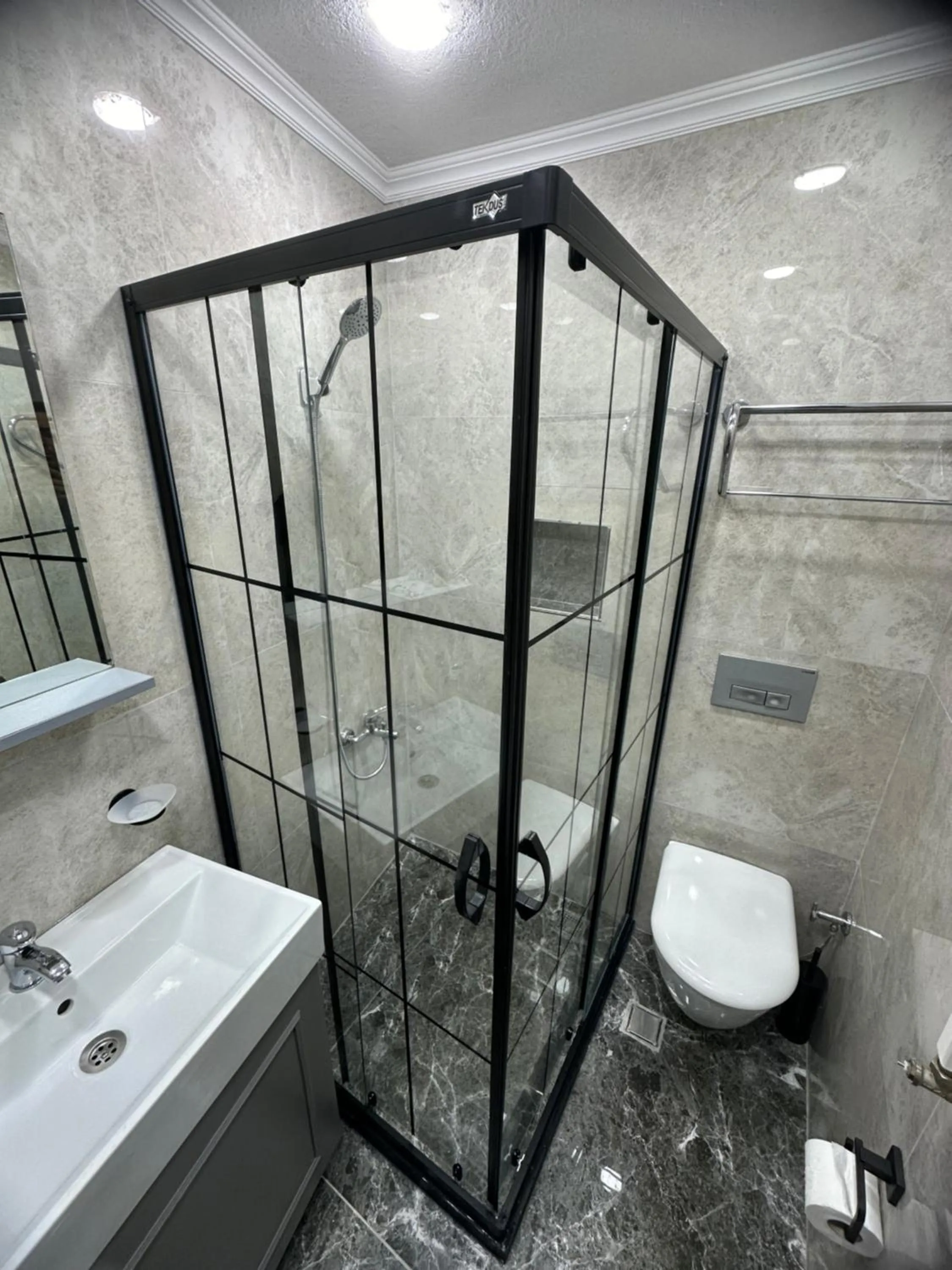 Shower in Big Orange Hotel Old City