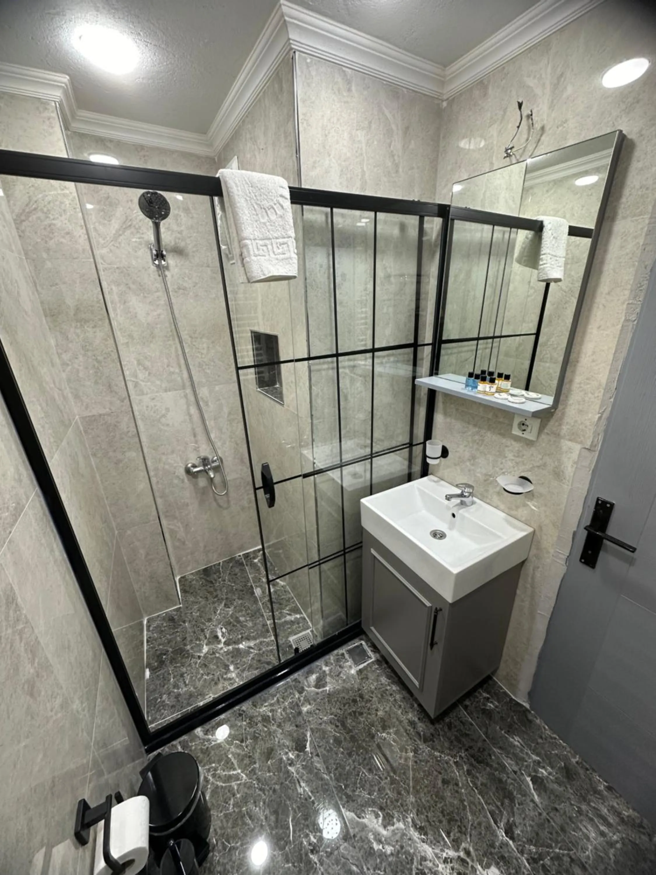 Shower in Big Orange Hotel Old City