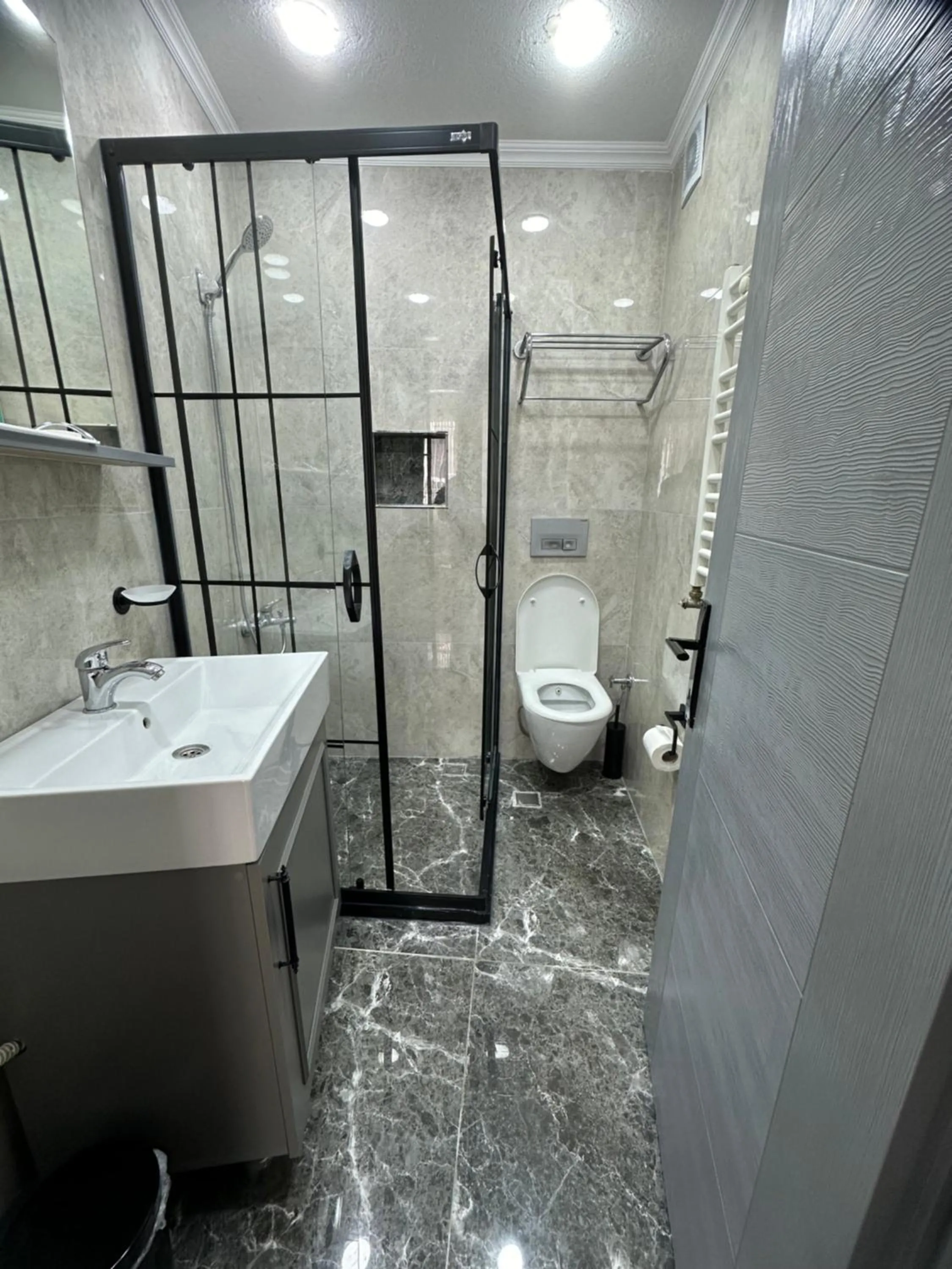 Shower in Big Orange Hotel Old City