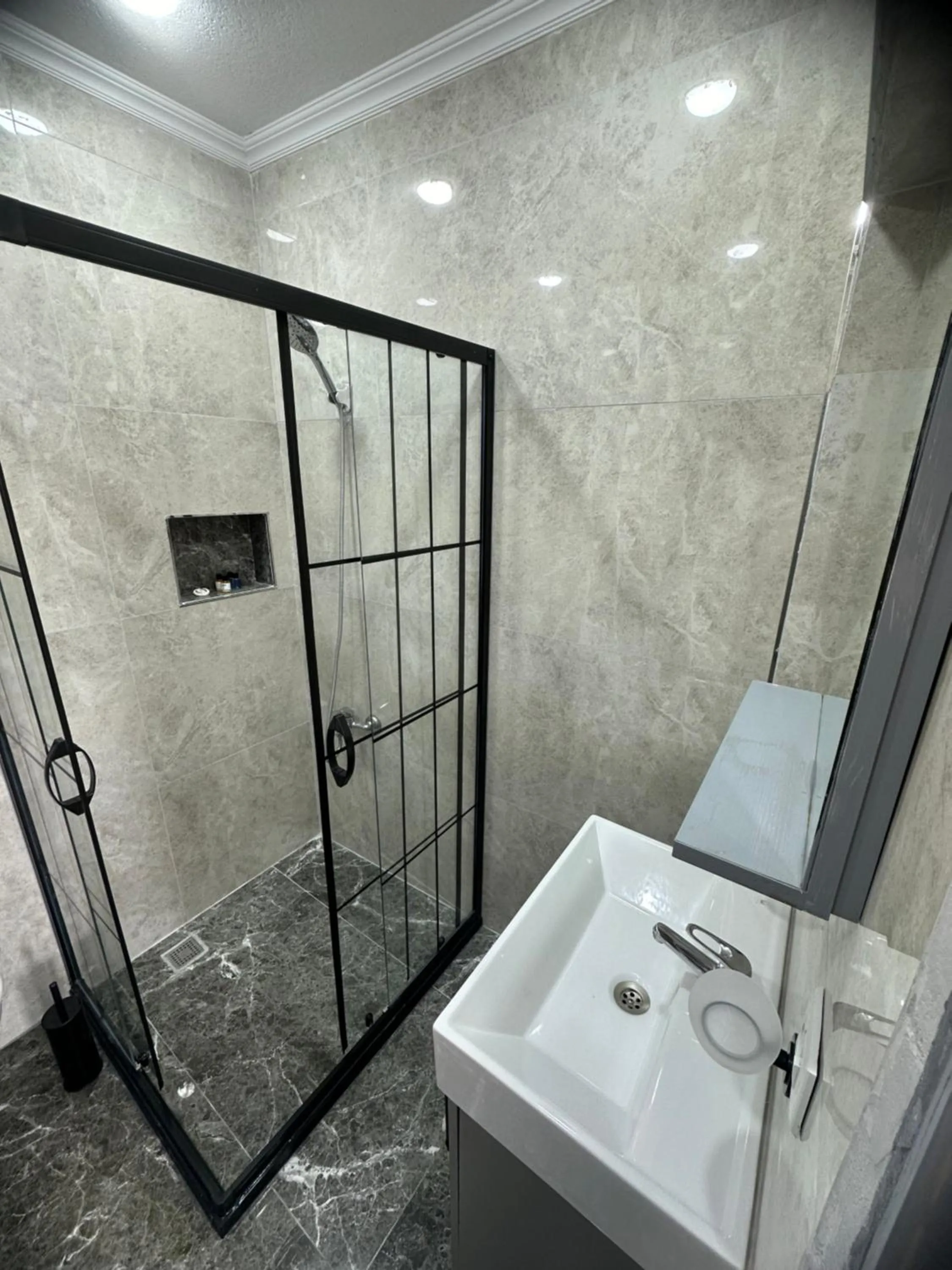 Shower in Big Orange Hotel Old City