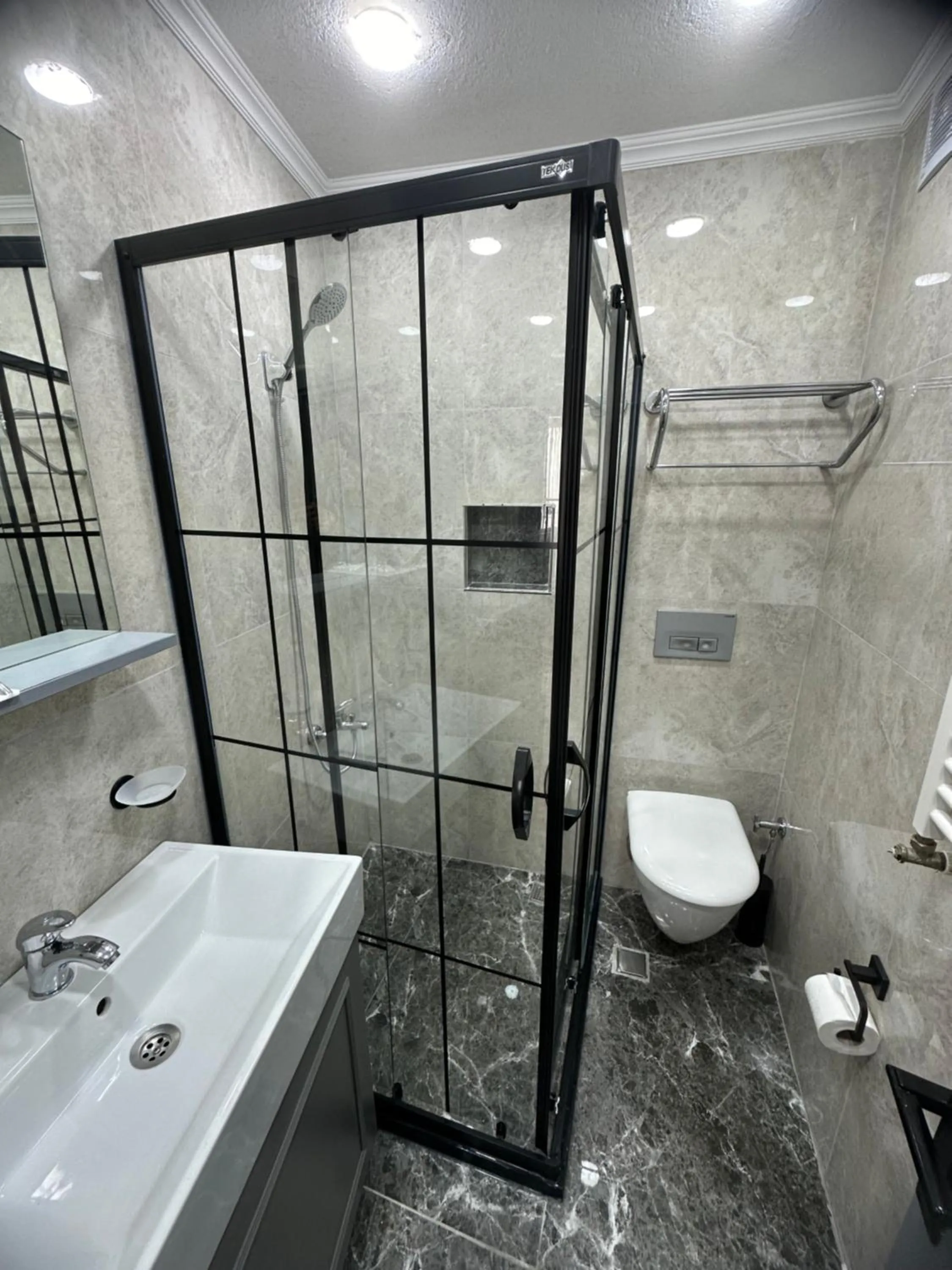 Shower in Big Orange Hotel Old City