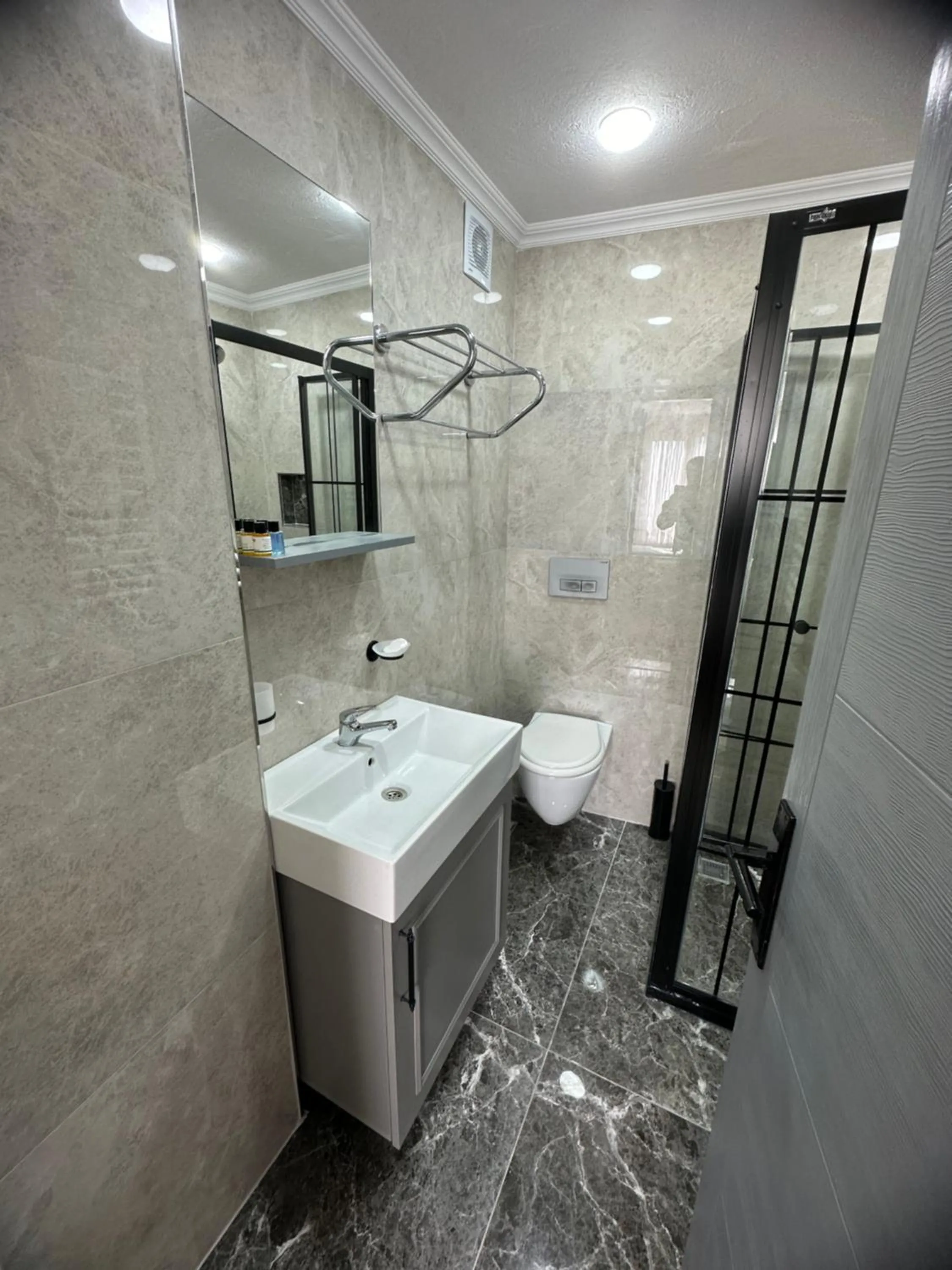 Shower in Big Orange Hotel Old City