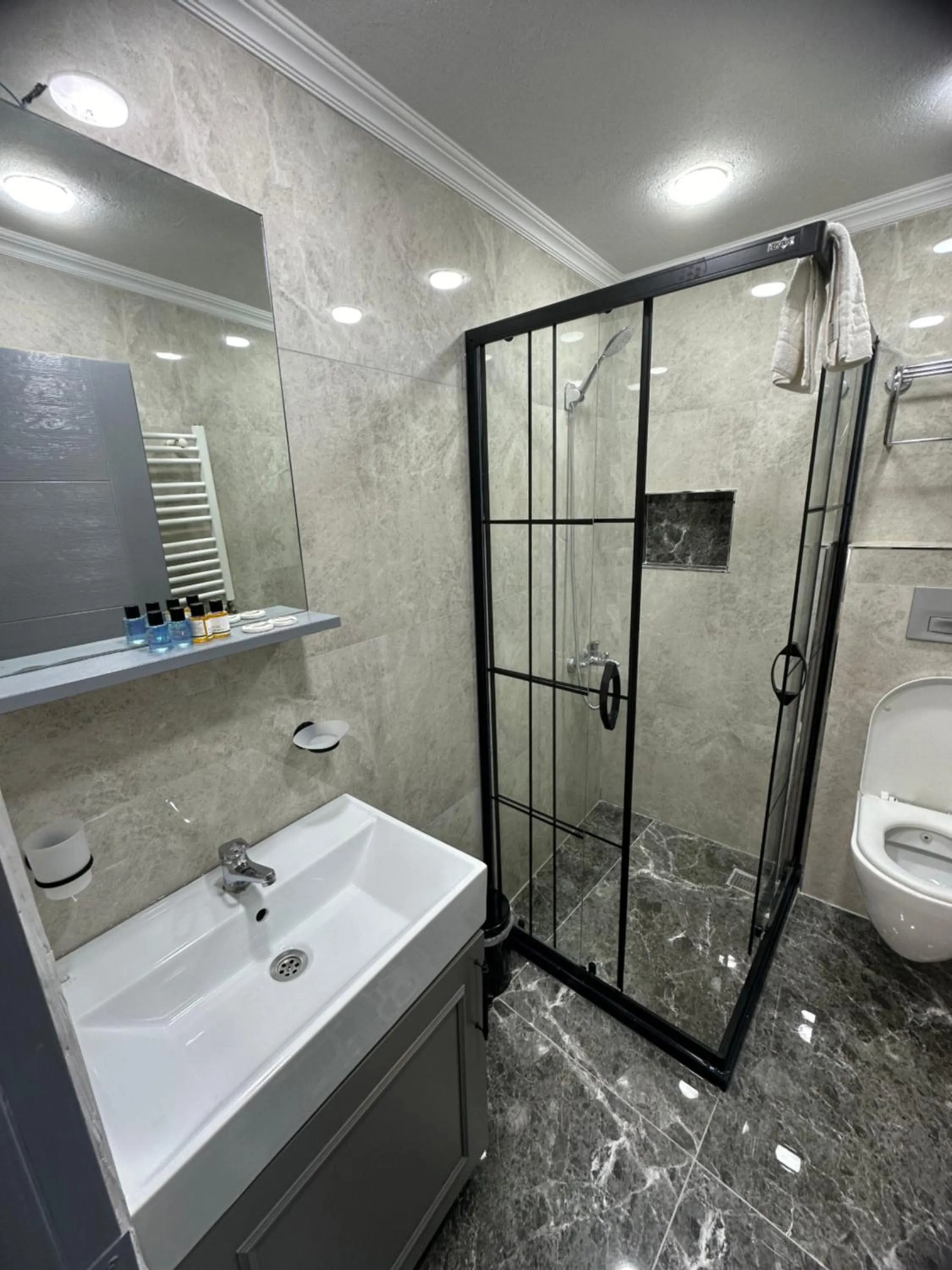 Shower in Big Orange Hotel Old City