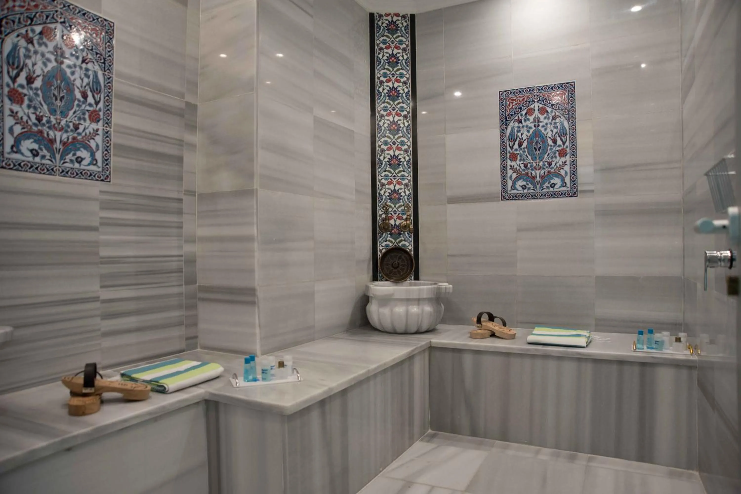 Bathroom in Big Orange Hotel Old City
