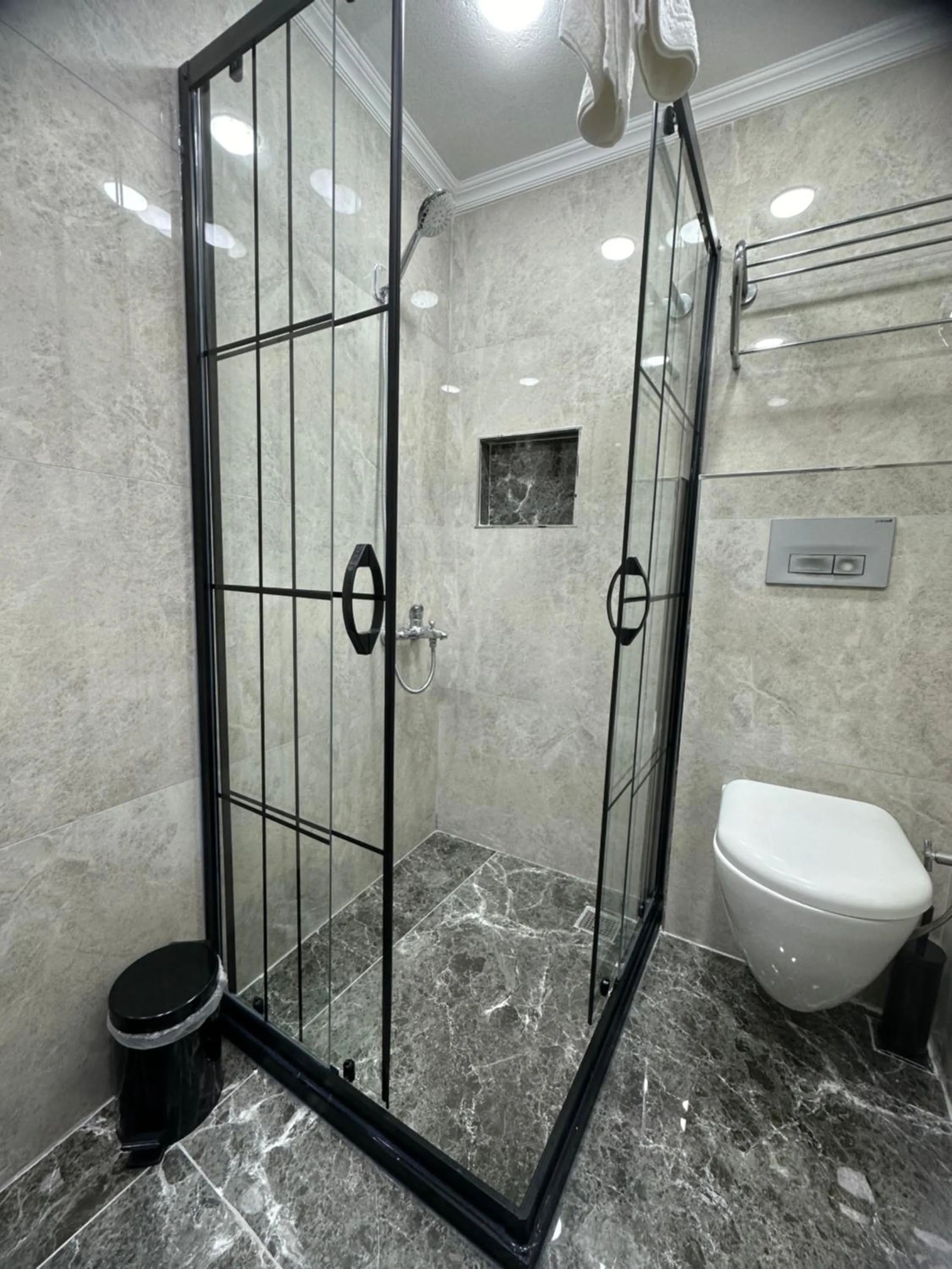 Shower in Big Orange Hotel Old City