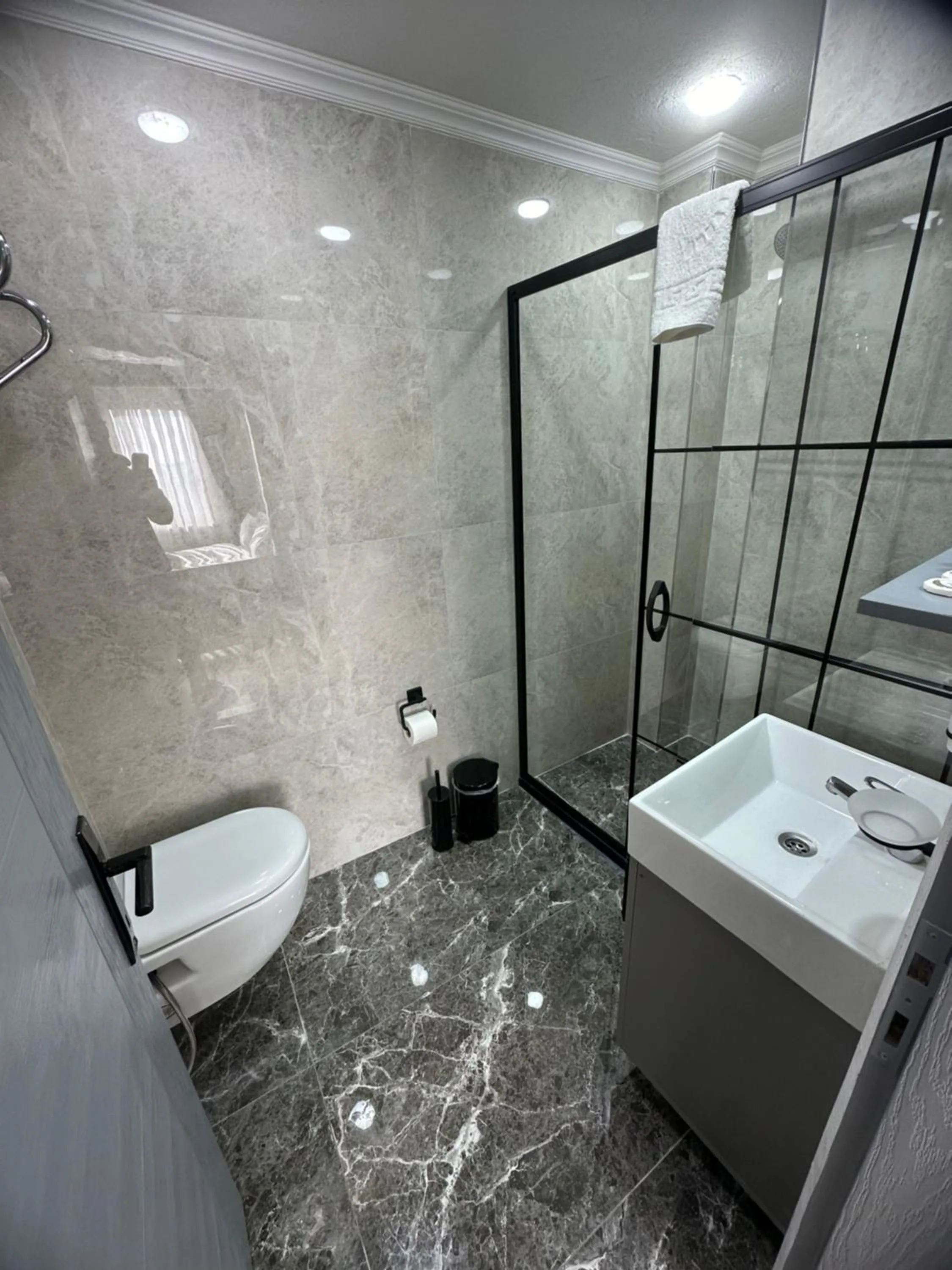 Shower in Big Orange Hotel Old City
