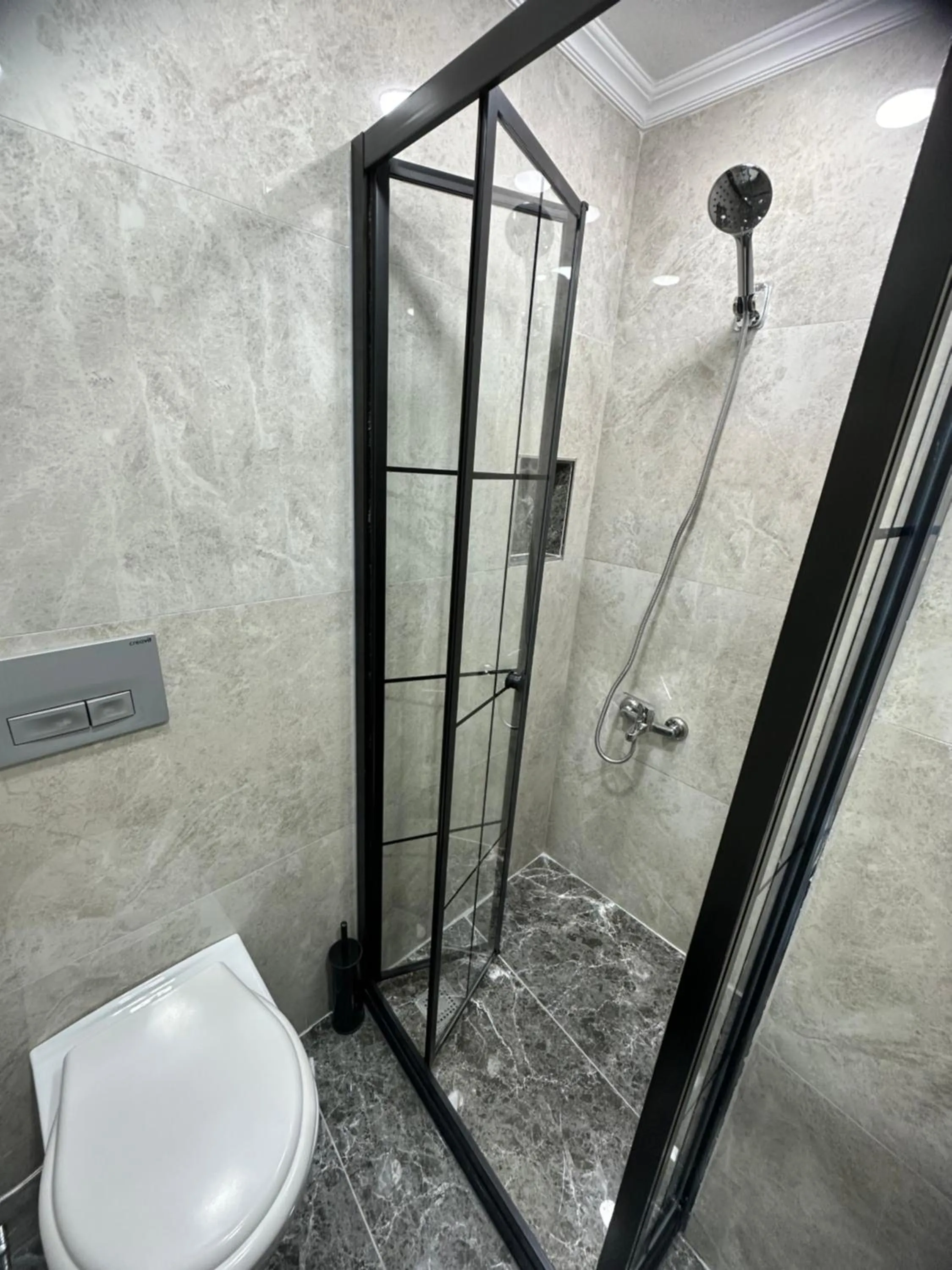 Shower in Big Orange Hotel Old City