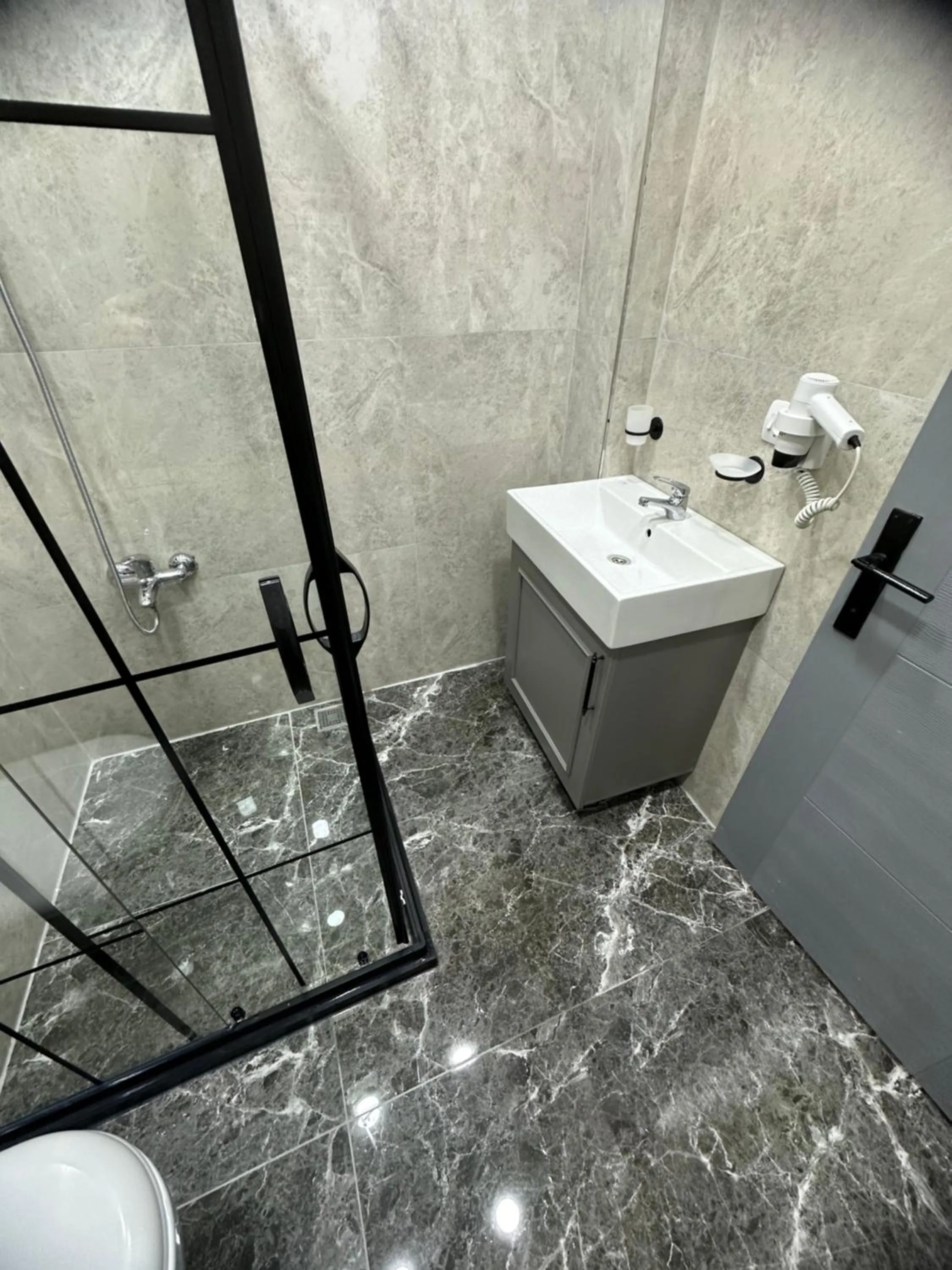 Shower in Big Orange Hotel Old City